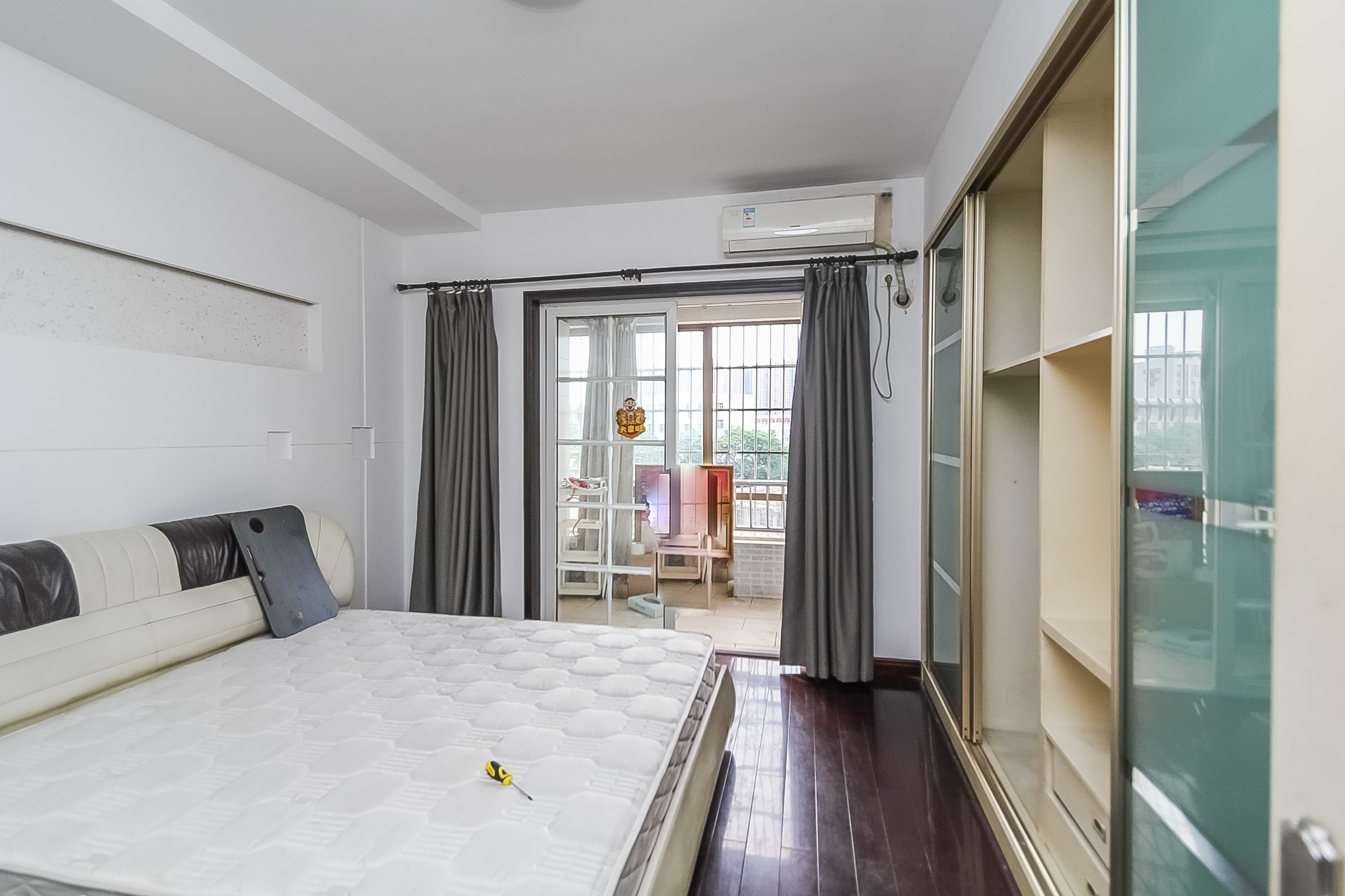 湘银嘉园 4室2厅1卫 140.0万 湘银嘉园 4室2厅1卫 140.0万卧室