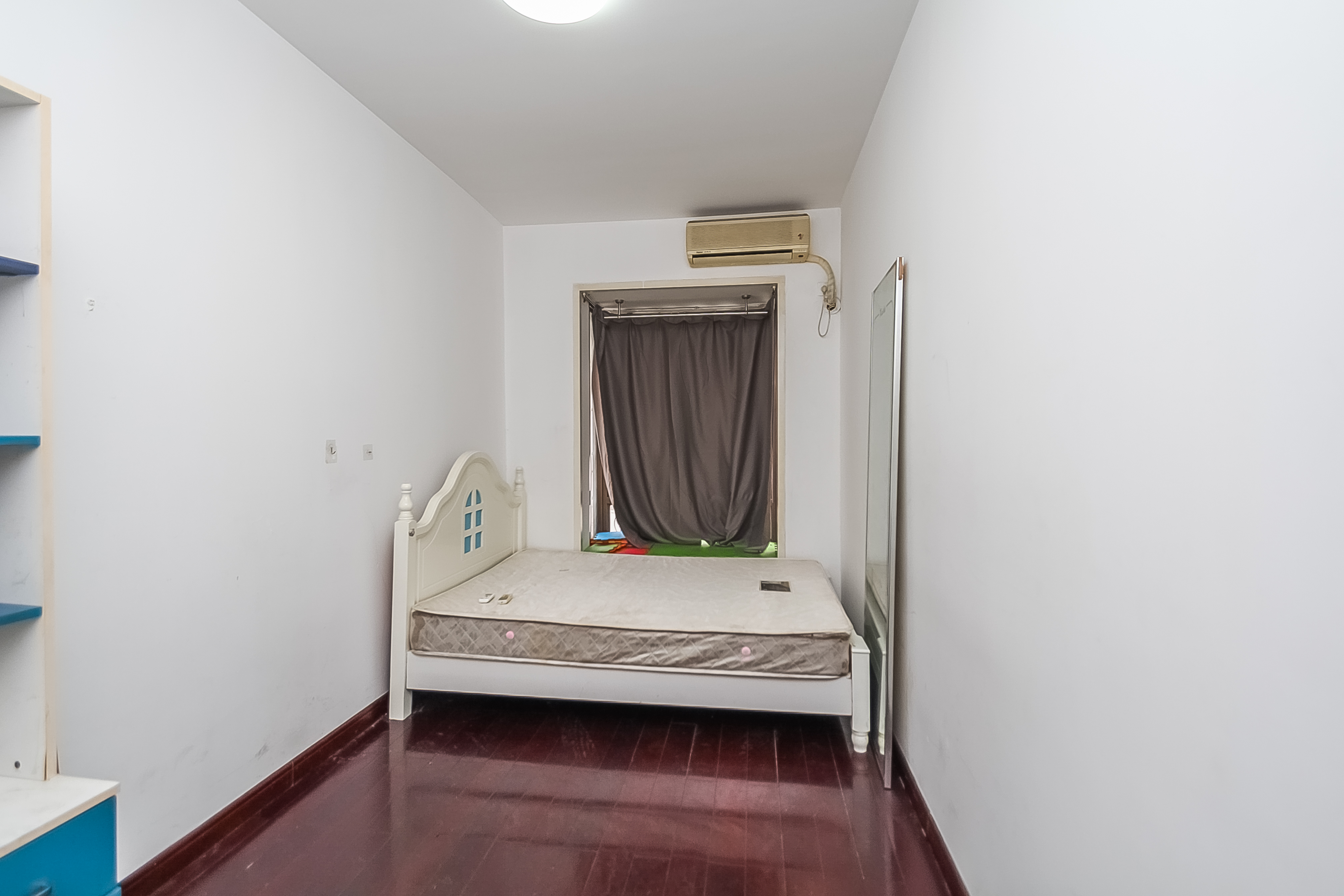 湘银嘉园 4室2厅1卫 140.0万 湘银嘉园 4室2厅1卫 140.0万卧室