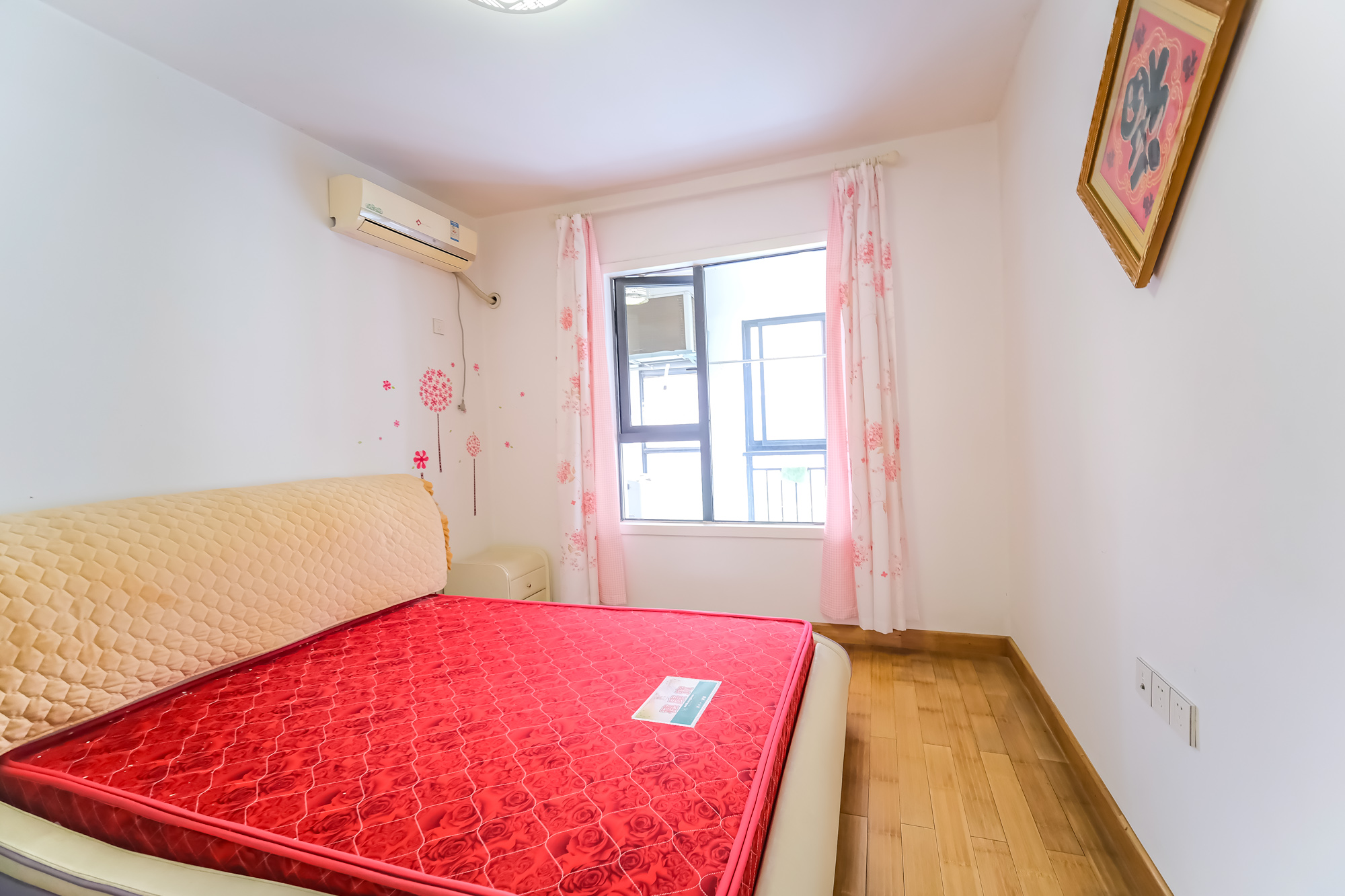 三一街区 3室2厅2卫 85.0万 三一街区 3室2厅2卫 85.0万卧室