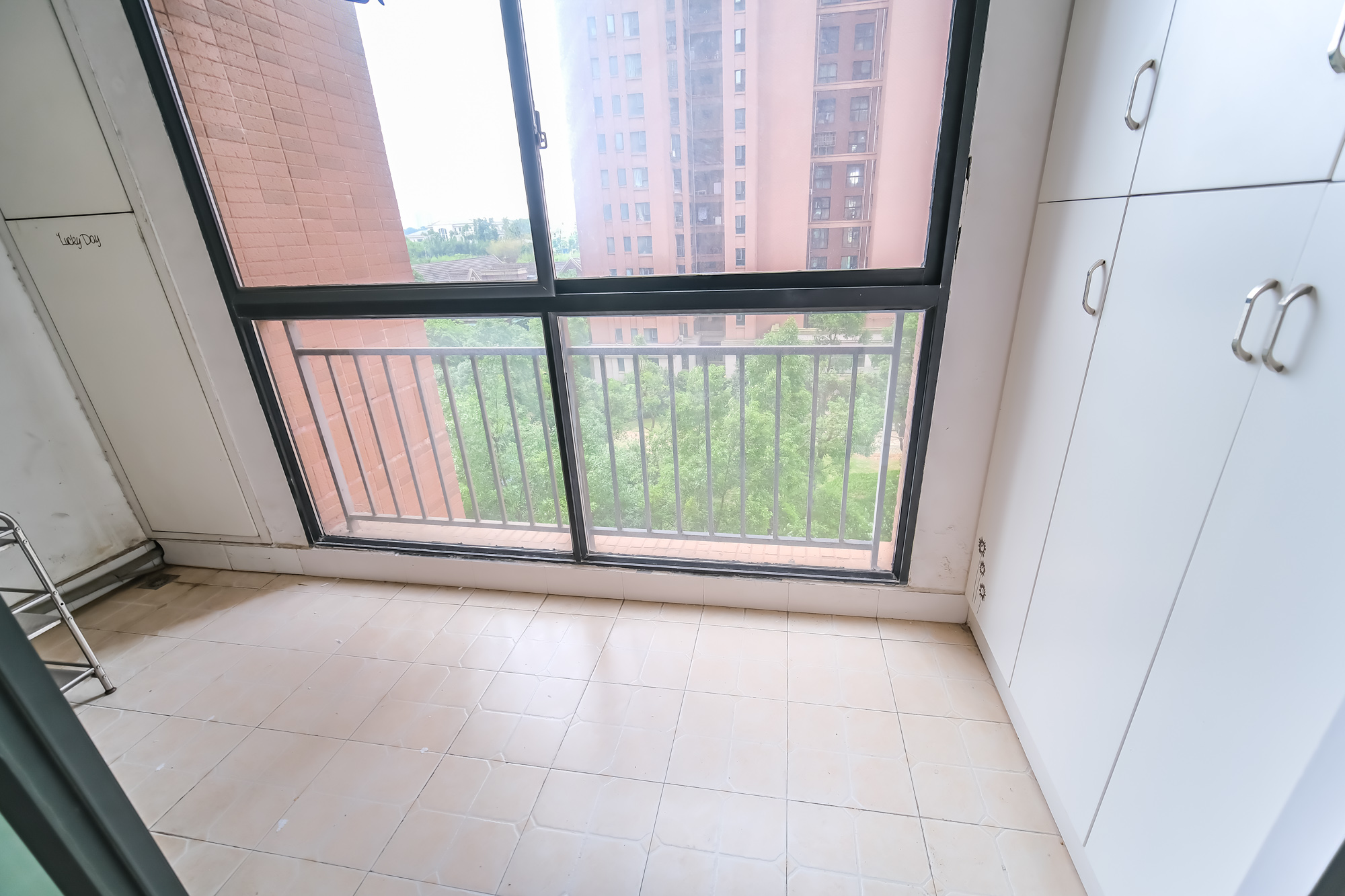 三一街区 3室2厅2卫 85.0万 三一街区 3室2厅2卫 85.0万阳台