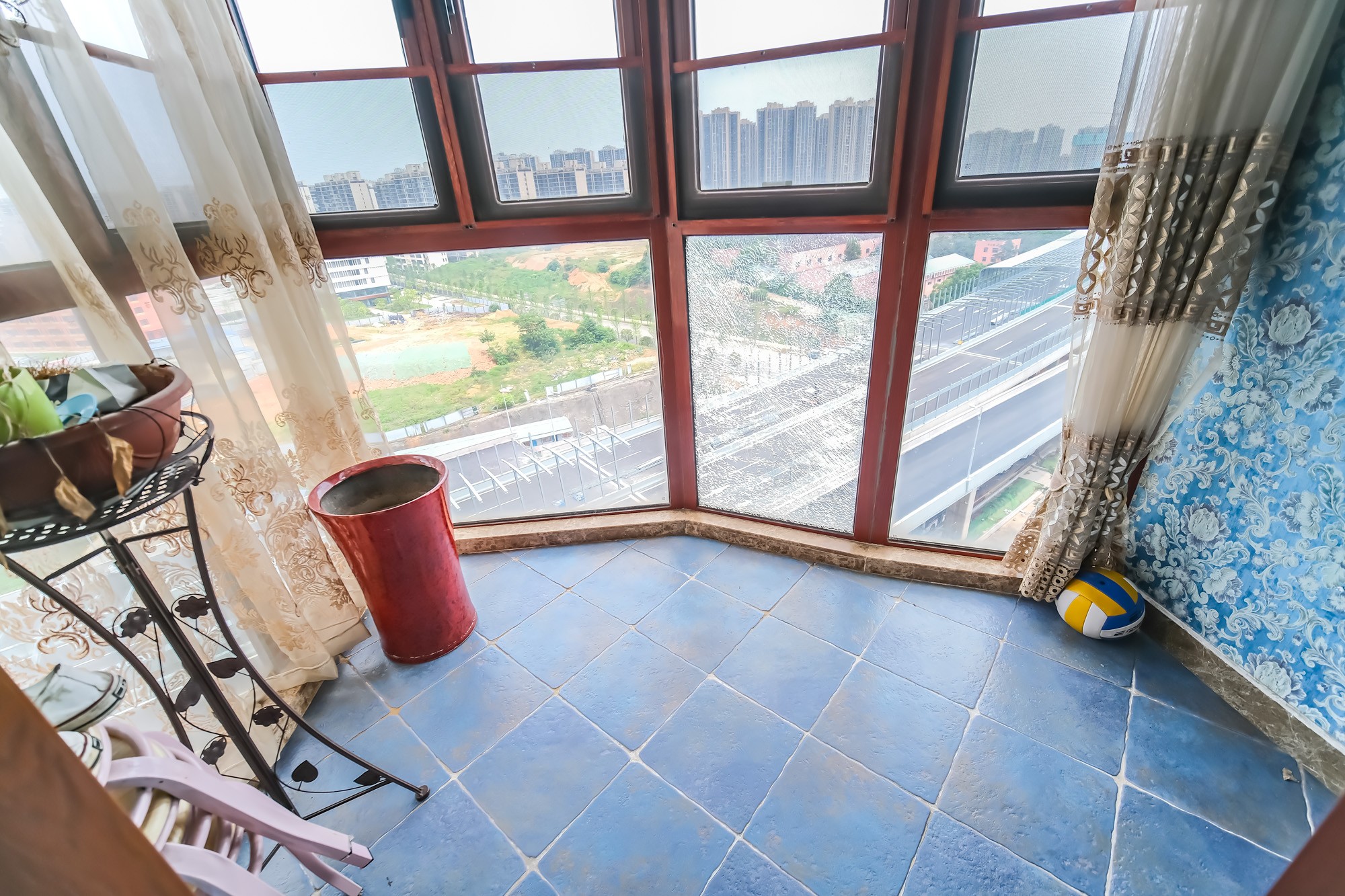 世景华庭  4室2厅2卫   115.00万阳台