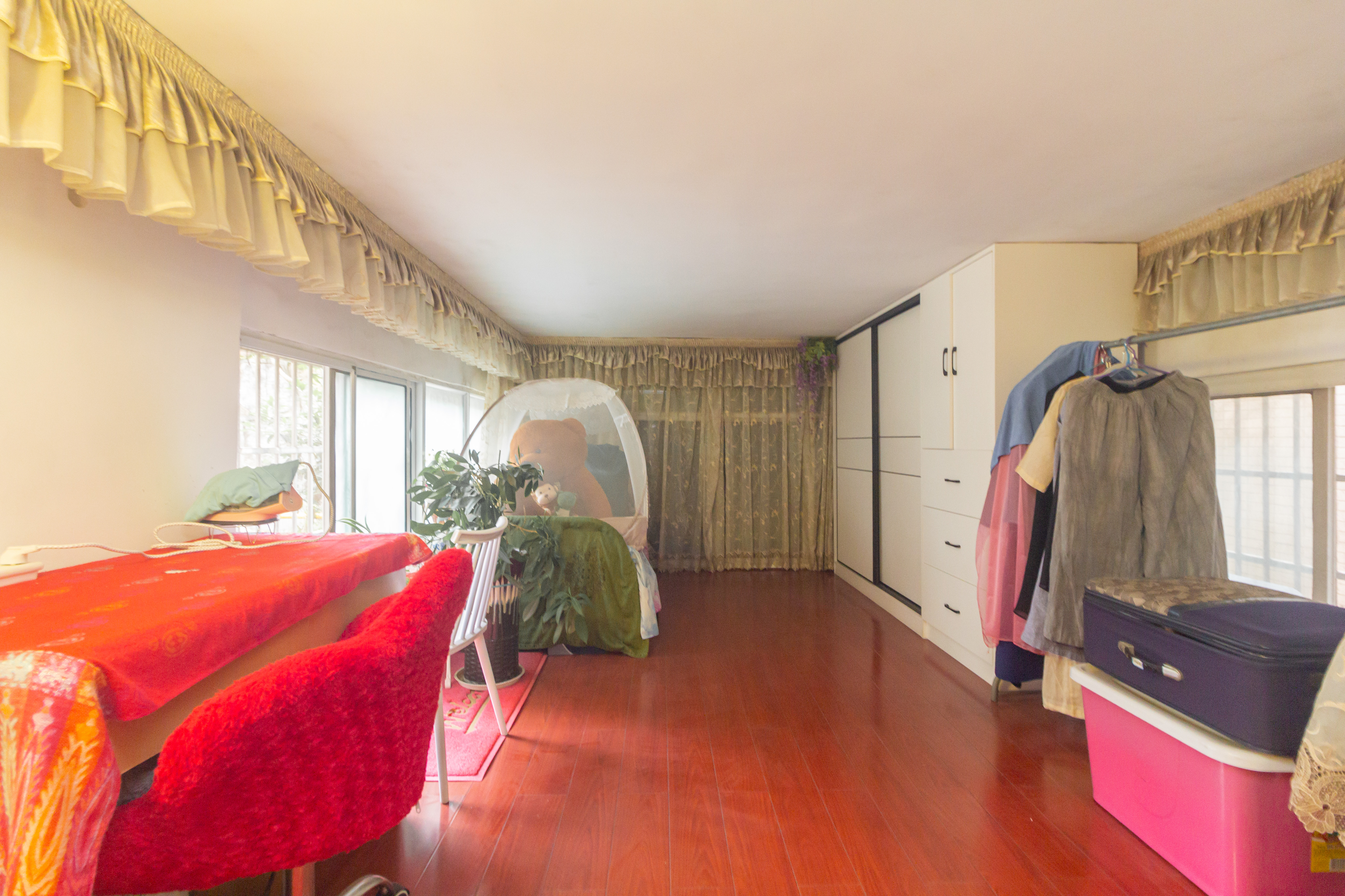 东业苹果社区  4室2厅2卫    72.8万卧室