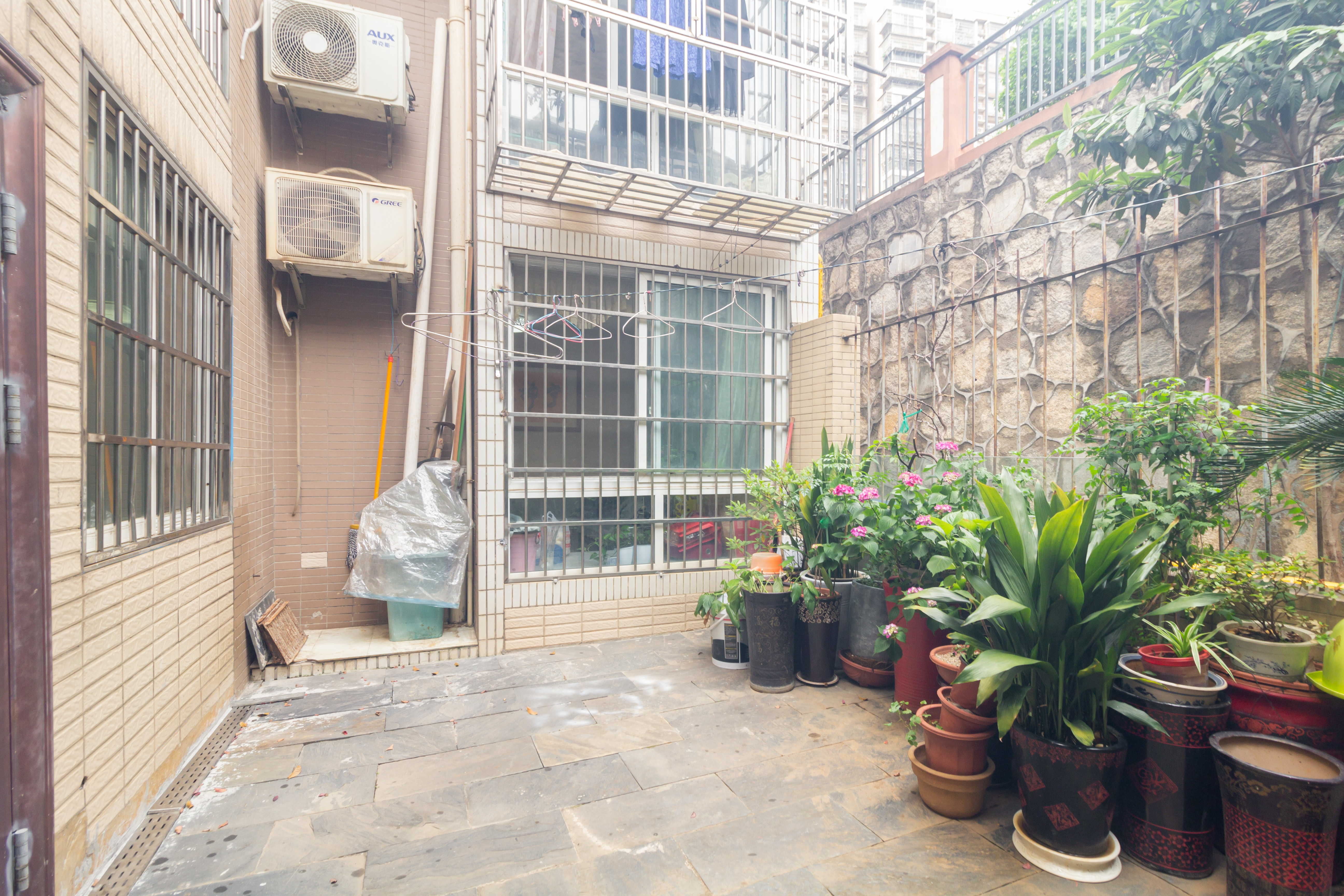 东业苹果社区  4室2厅2卫    72.8万阳台