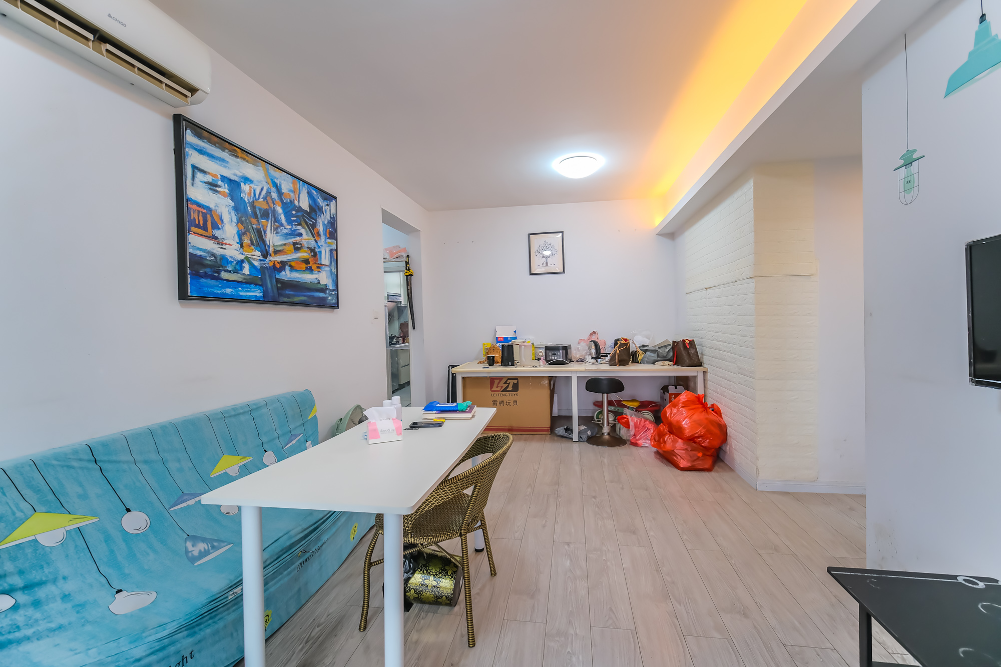 三一街区 2室2厅1卫 41.0万 三一街区 2室2厅1卫 41.0万客厅