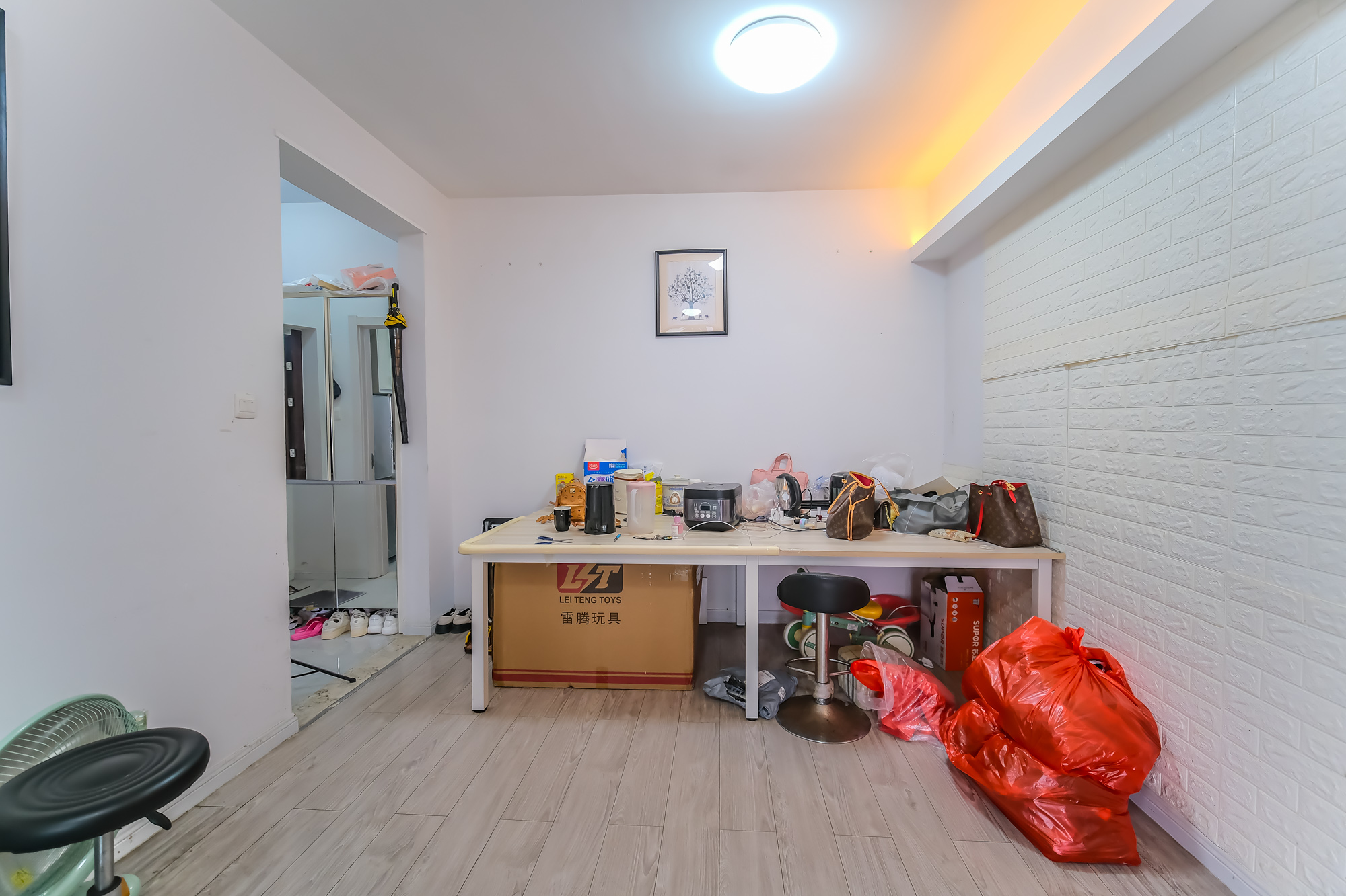 三一街区 2室2厅1卫 41.0万 三一街区 2室2厅1卫 41.0万客厅