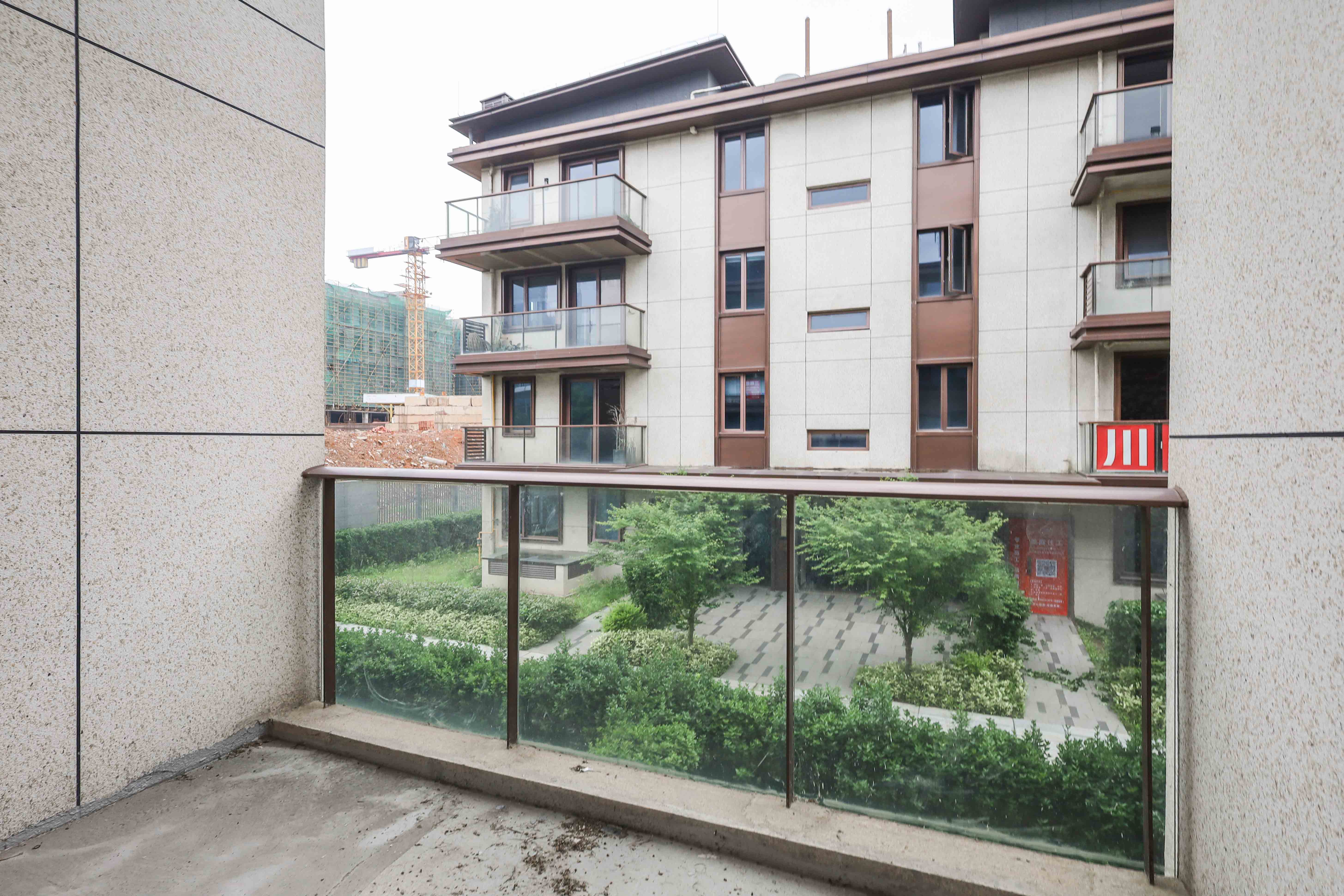 绿地麓湖郡  5室2厅3卫   350.00万阳台