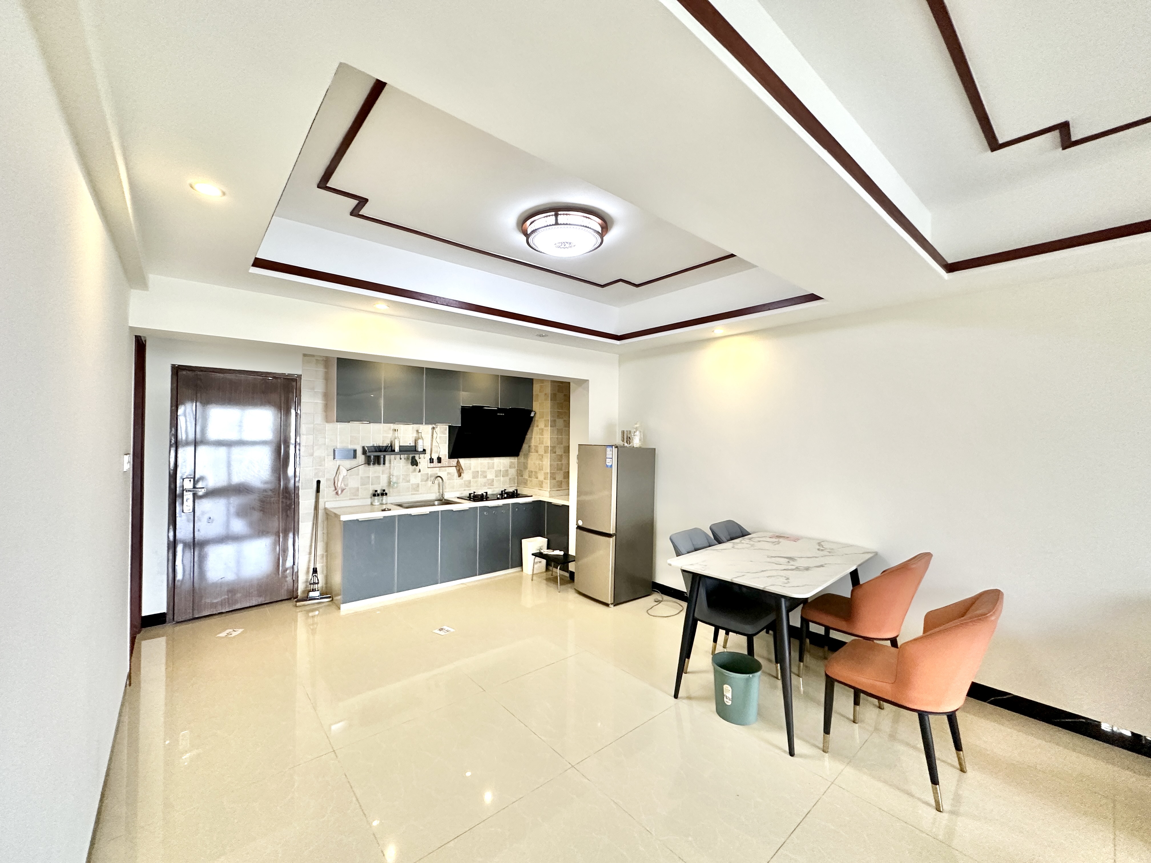 宇建国贸城  3室2厅1卫    220.0万 宇建国贸城  3室2厅1卫    220.0万客厅