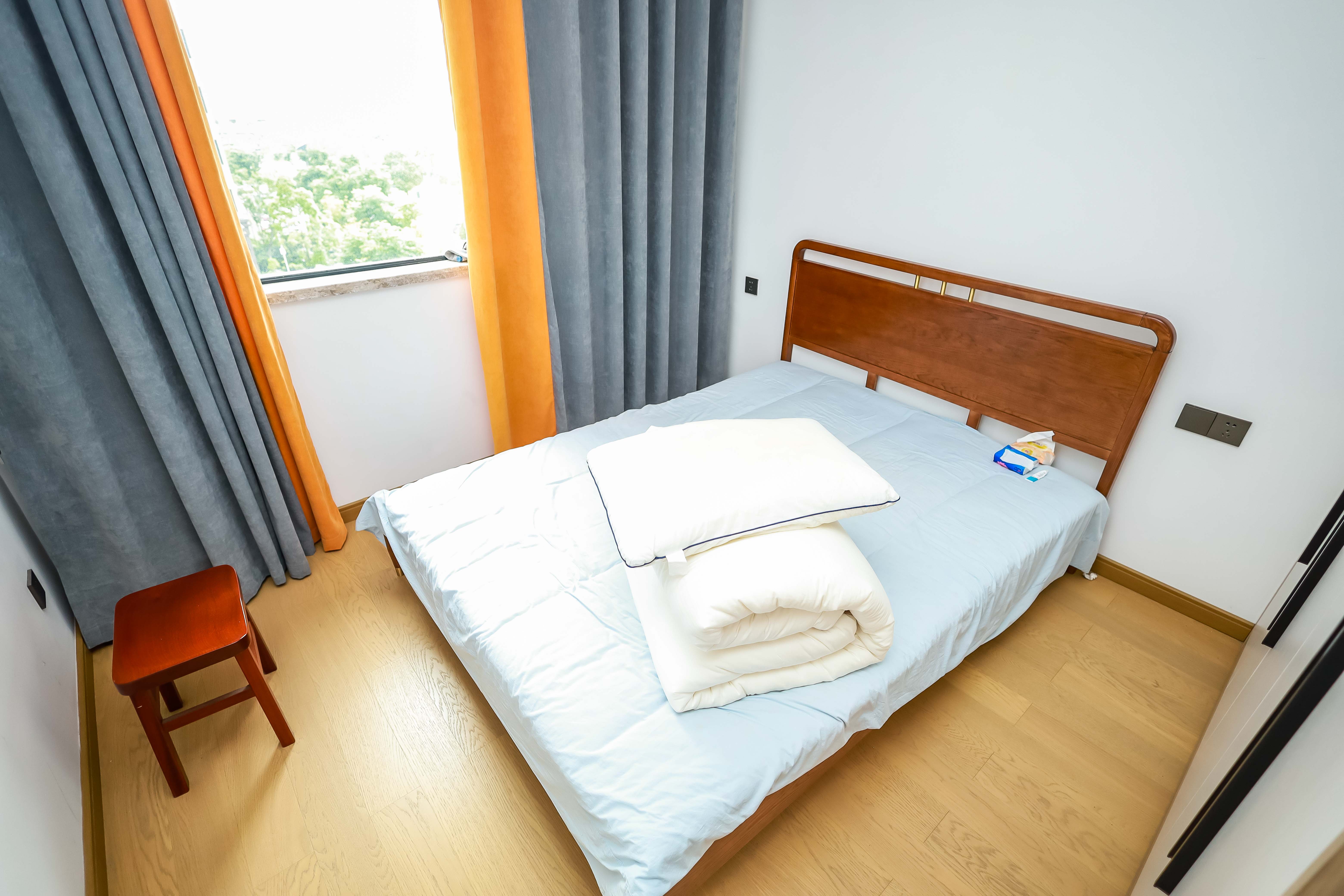 长房云西府一期  4室2厅2卫   175.00万卧室