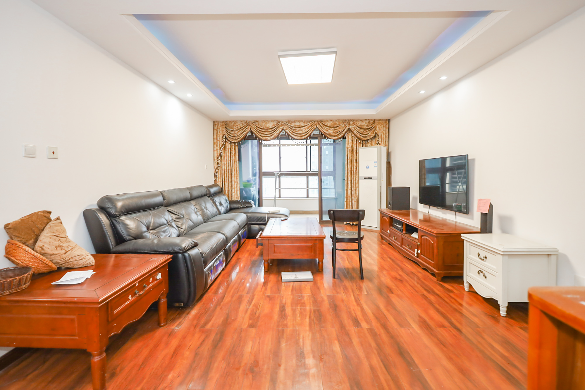 绿地中央广场  3室2厅2卫    180.0万 绿地中央广场  3室2厅2卫    180.0万