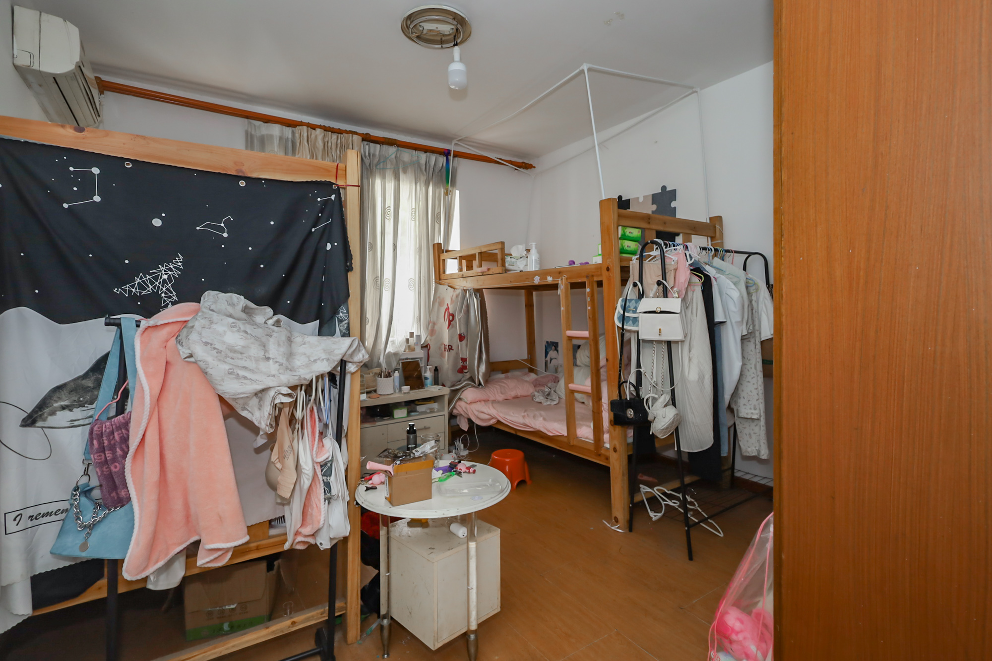 雄海花园  3室2厅2卫   121.00万卧室