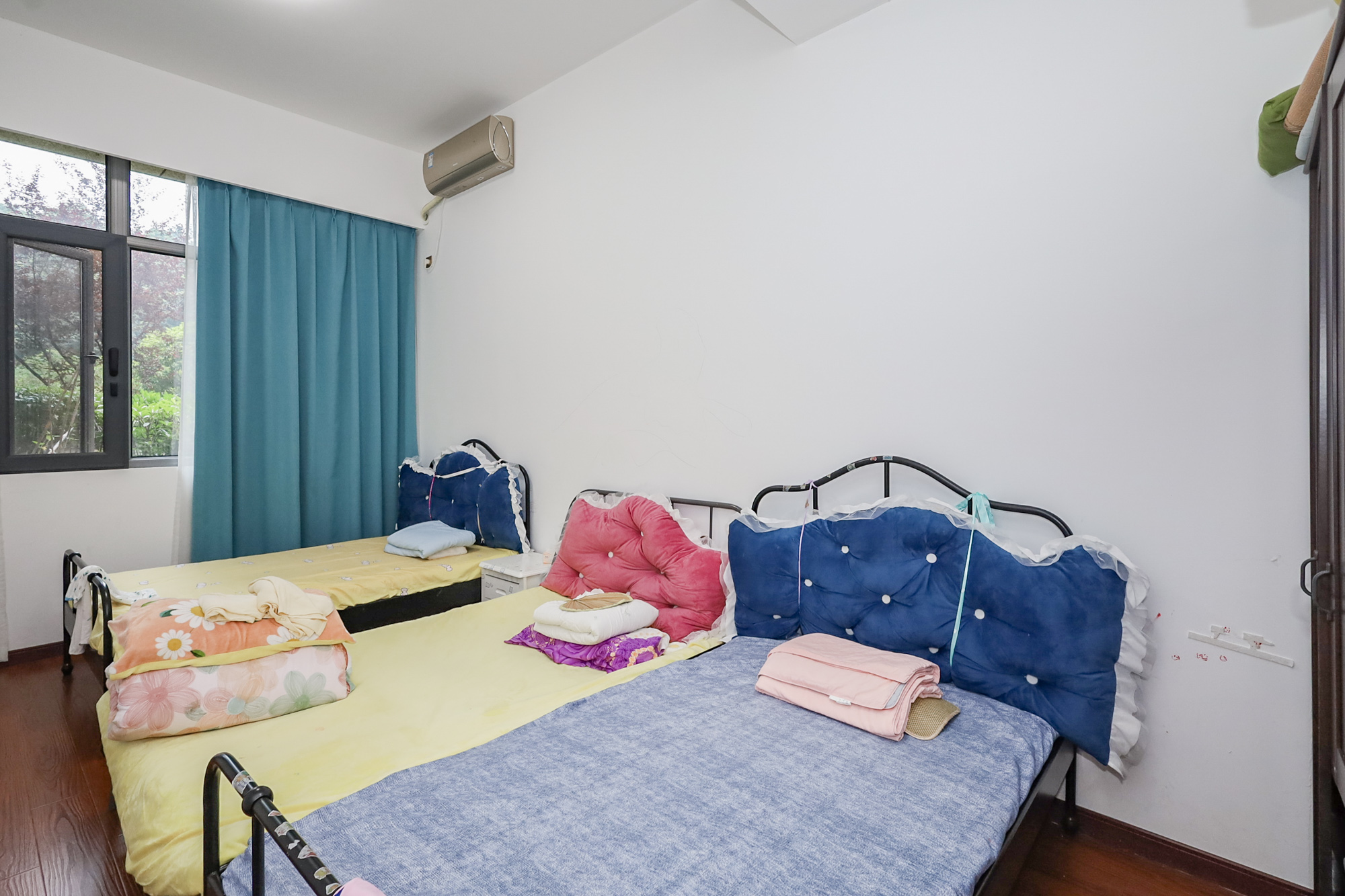 八方小区B区  5室2厅3卫   1196.00万卧室
