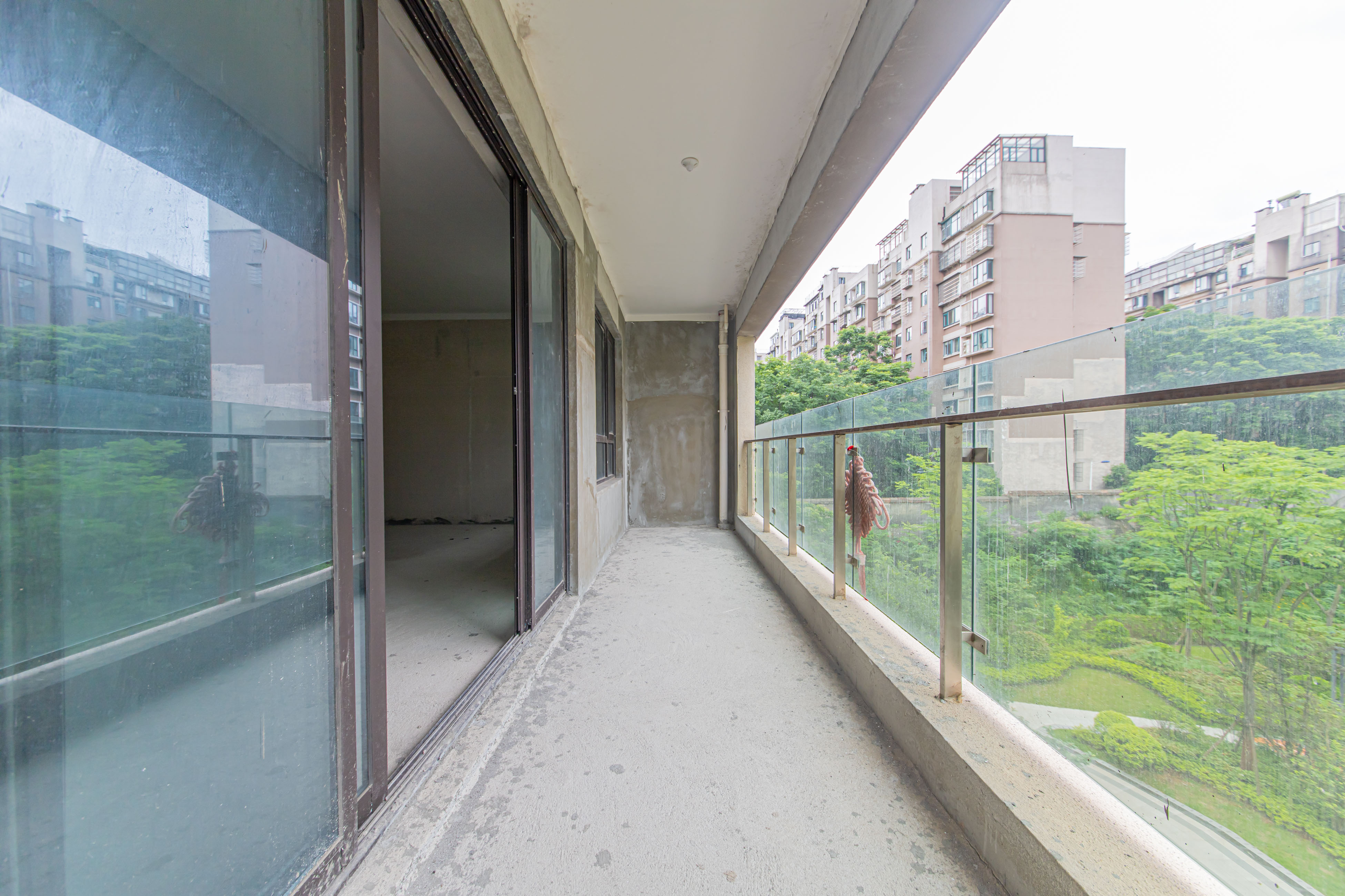 北辰中央公园辰玺洋房区  4室2厅3卫   270.00万阳台