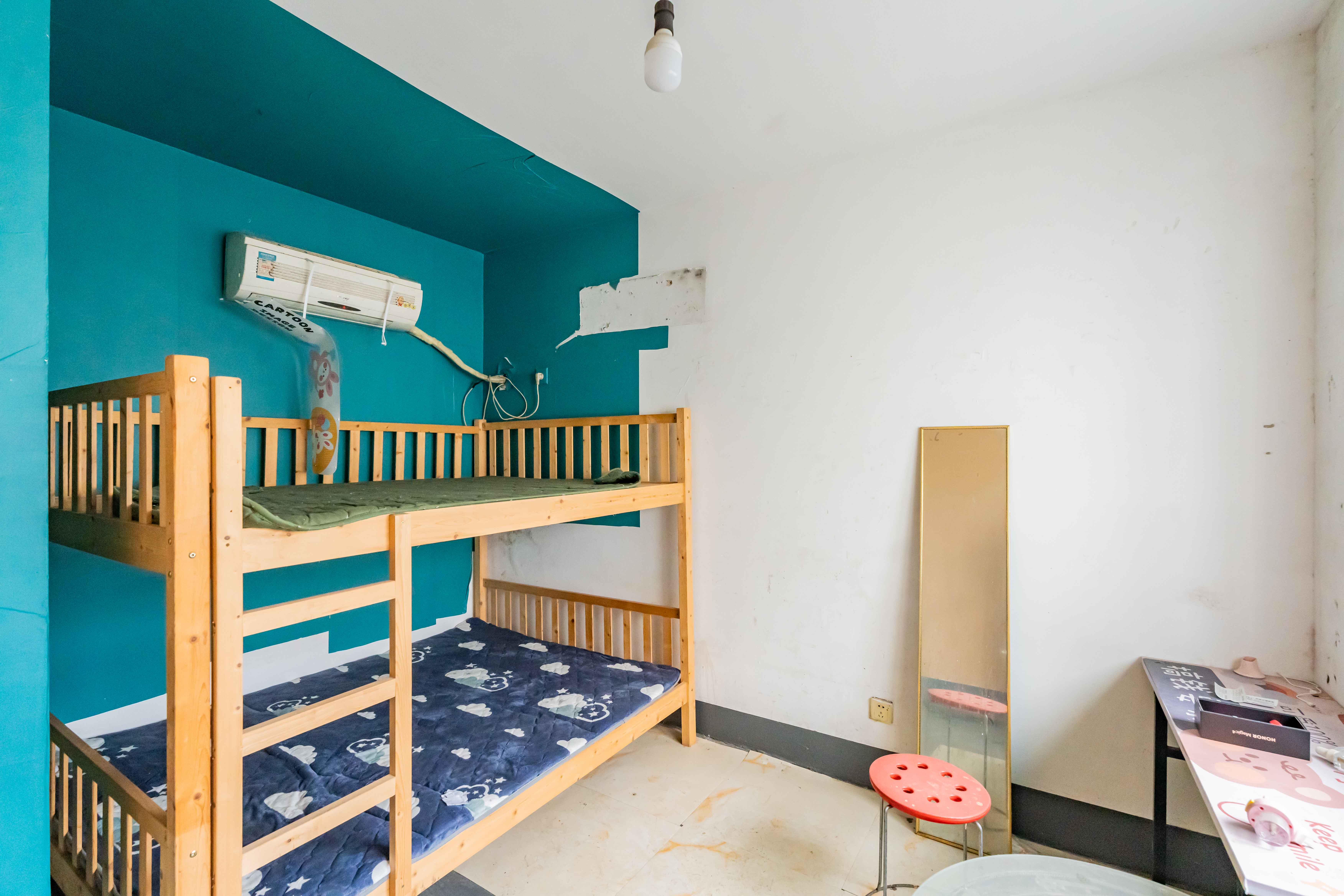 金帆小区  3室2厅2卫    55.0万卧室