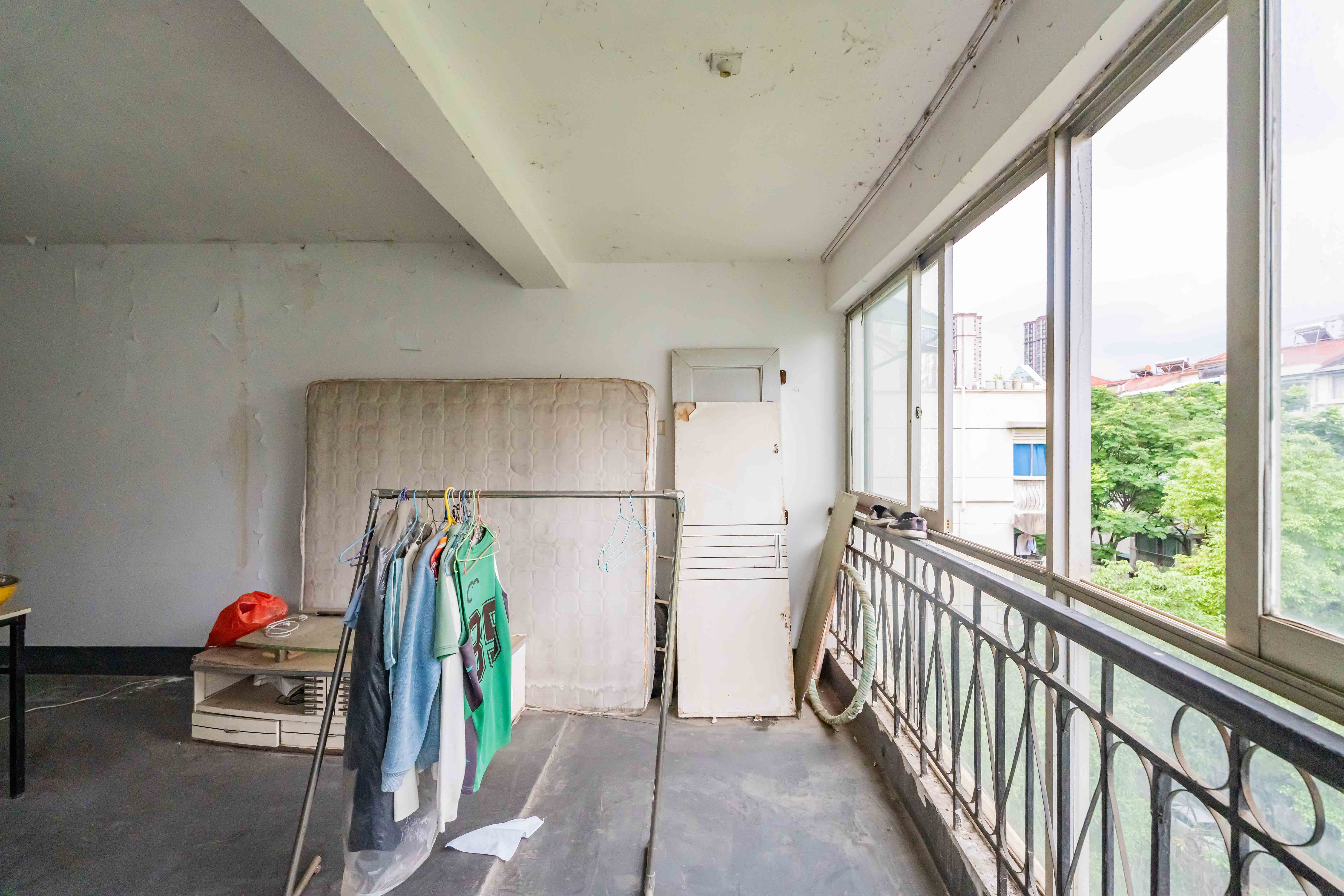 金帆小区  3室2厅2卫    55.0万阳台