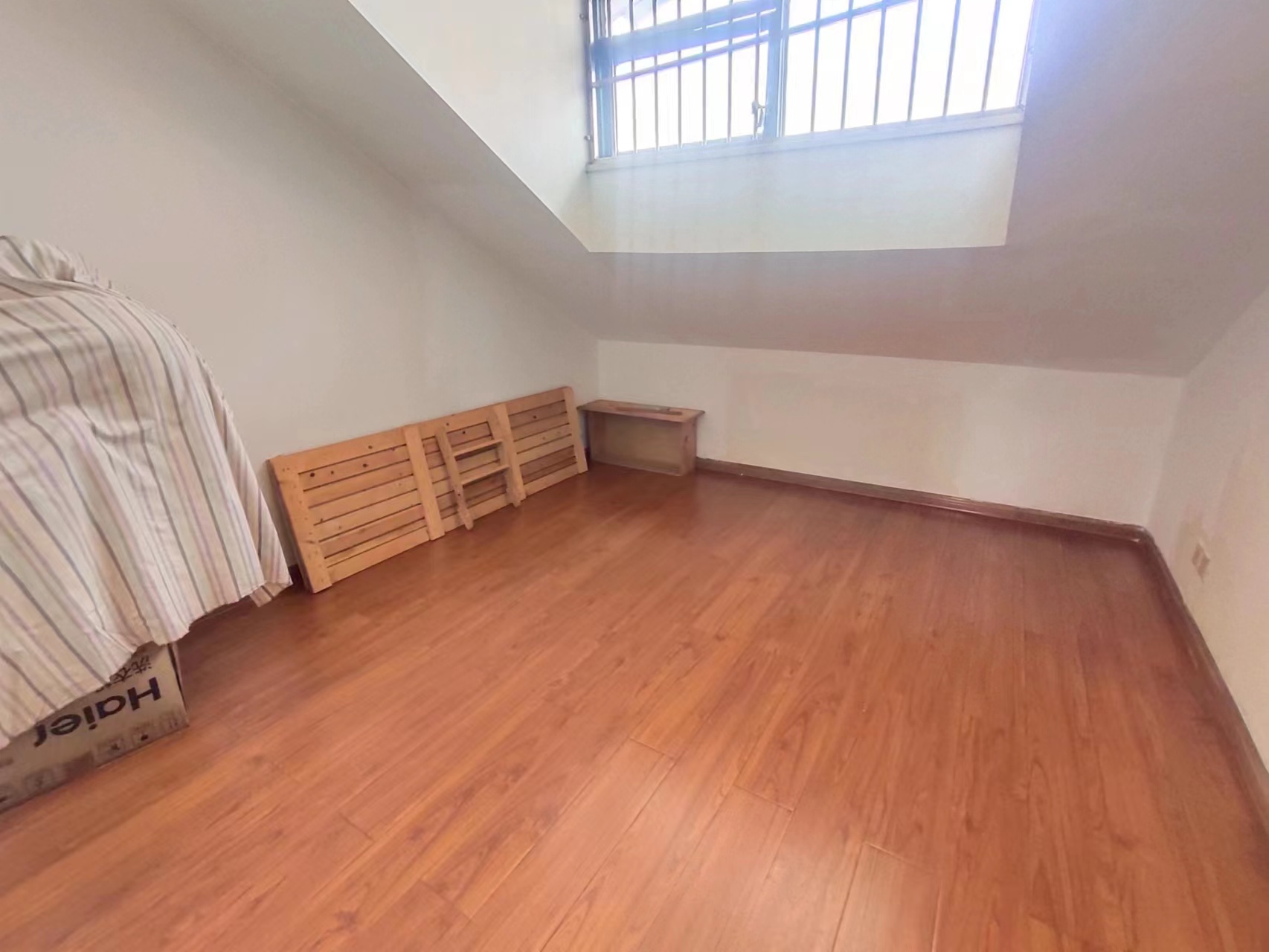 煜峰花园先锋路23号 5室2厅2卫 42.8万 煜峰花园先锋路23号 5室2厅2卫 42.8万室内图