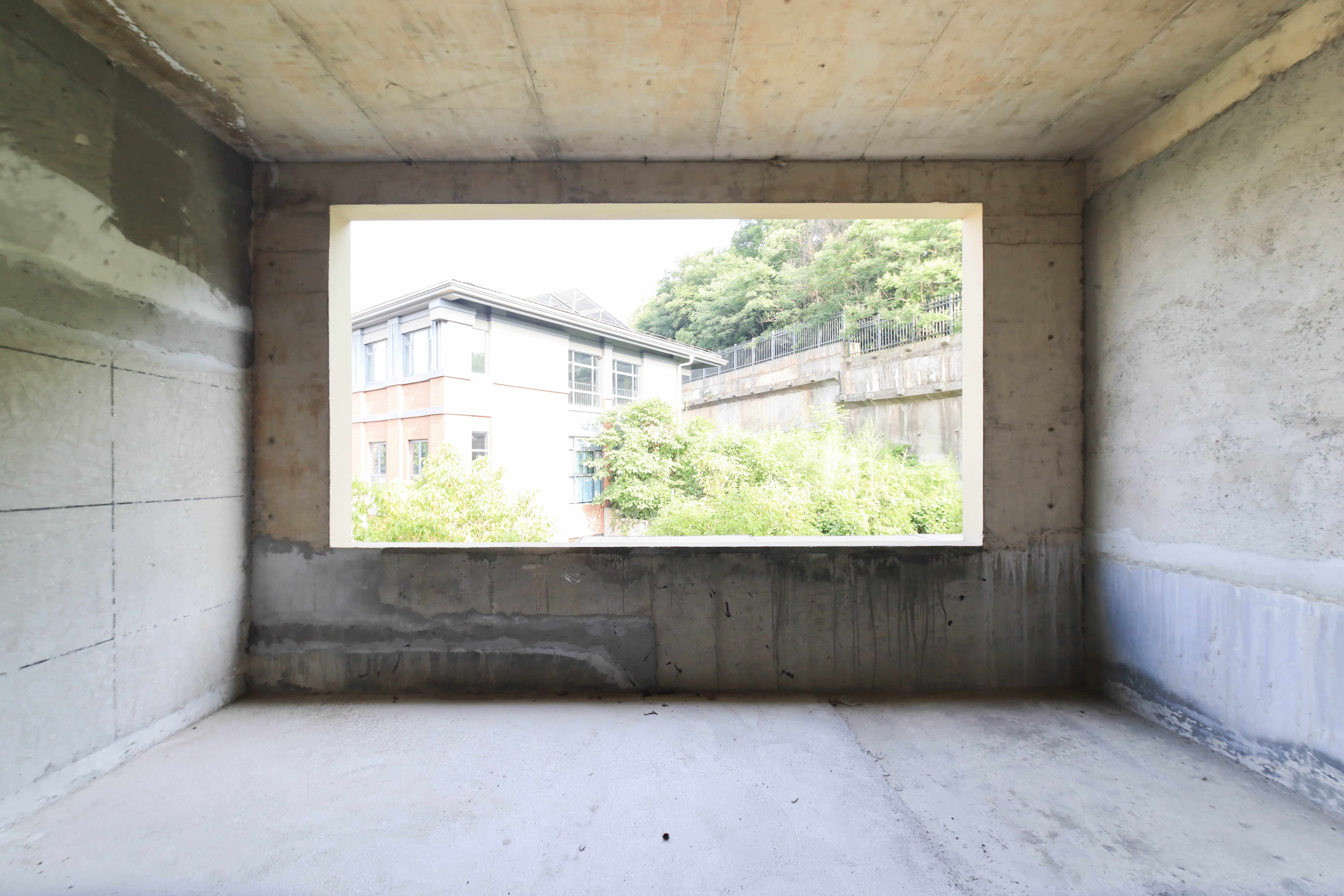 长房平和墅 5室4厅3卫 620.0万 长房平和墅 5室4厅3卫 620.0万阳台