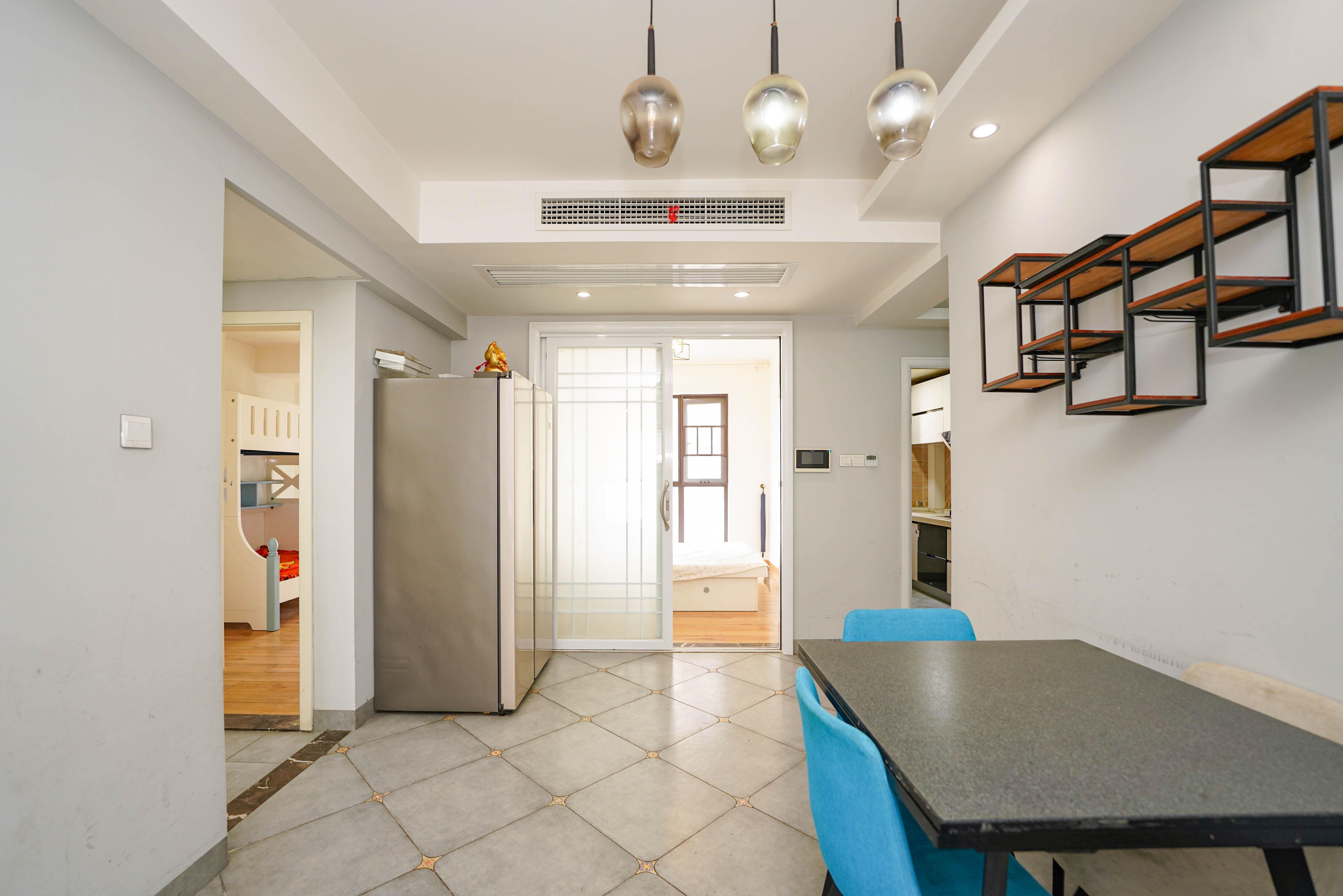 绿地新都会  3室2厅2卫    89.0万客厅