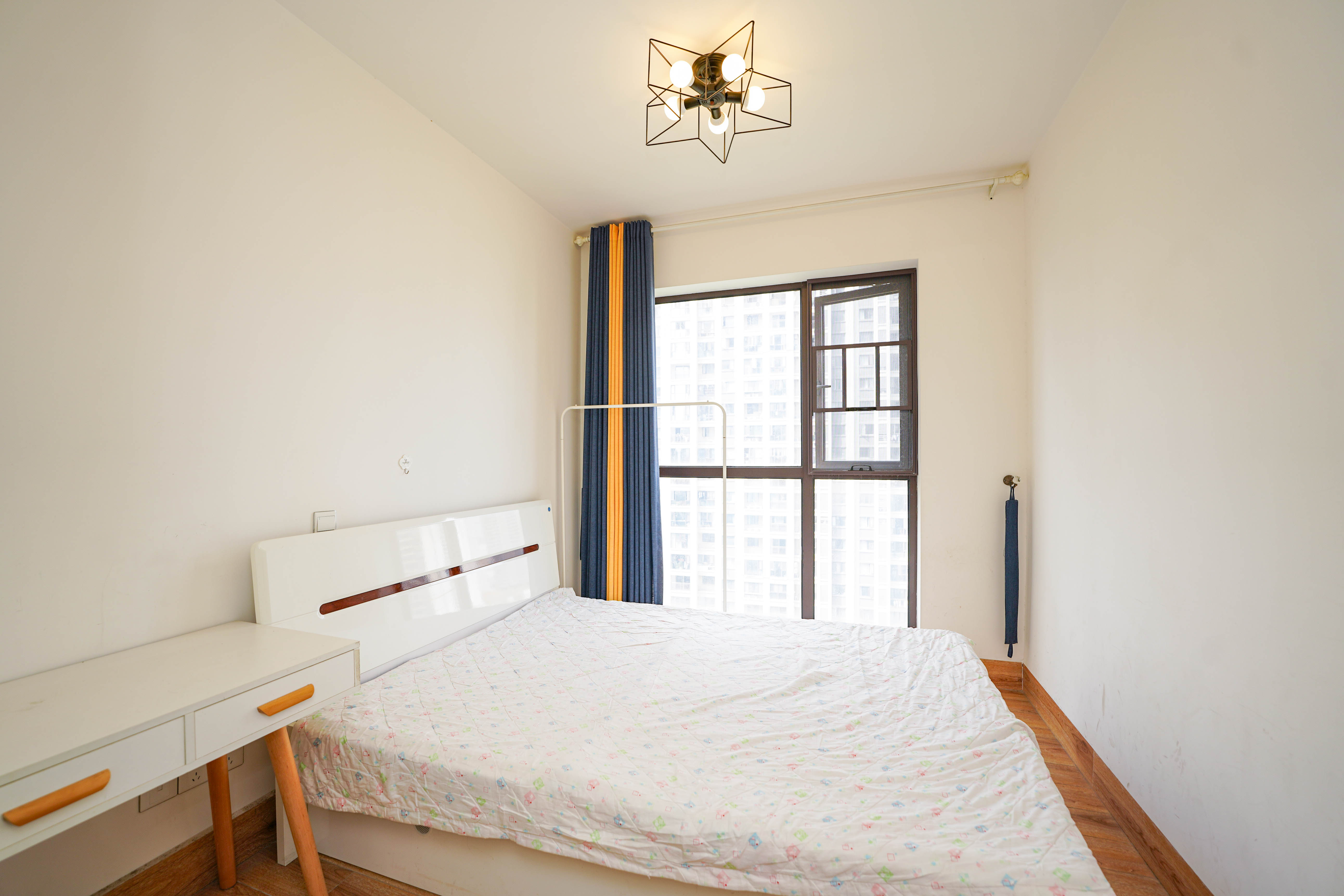 绿地新都会  3室2厅2卫    89.0万 绿地新都会  3室2厅2卫    89.0万卧室