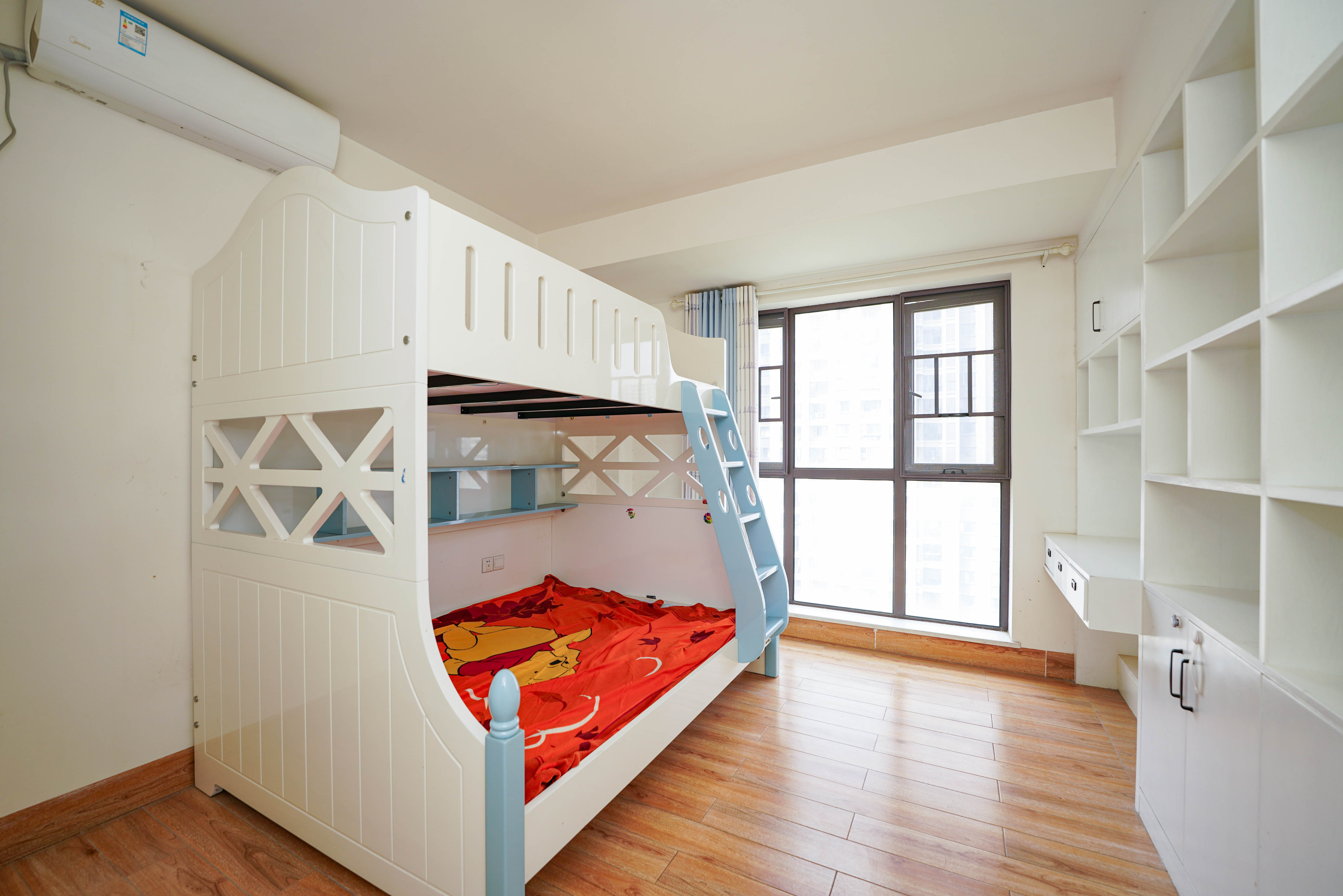 绿地新都会  3室2厅2卫    89.0万 绿地新都会  3室2厅2卫    89.0万卧室