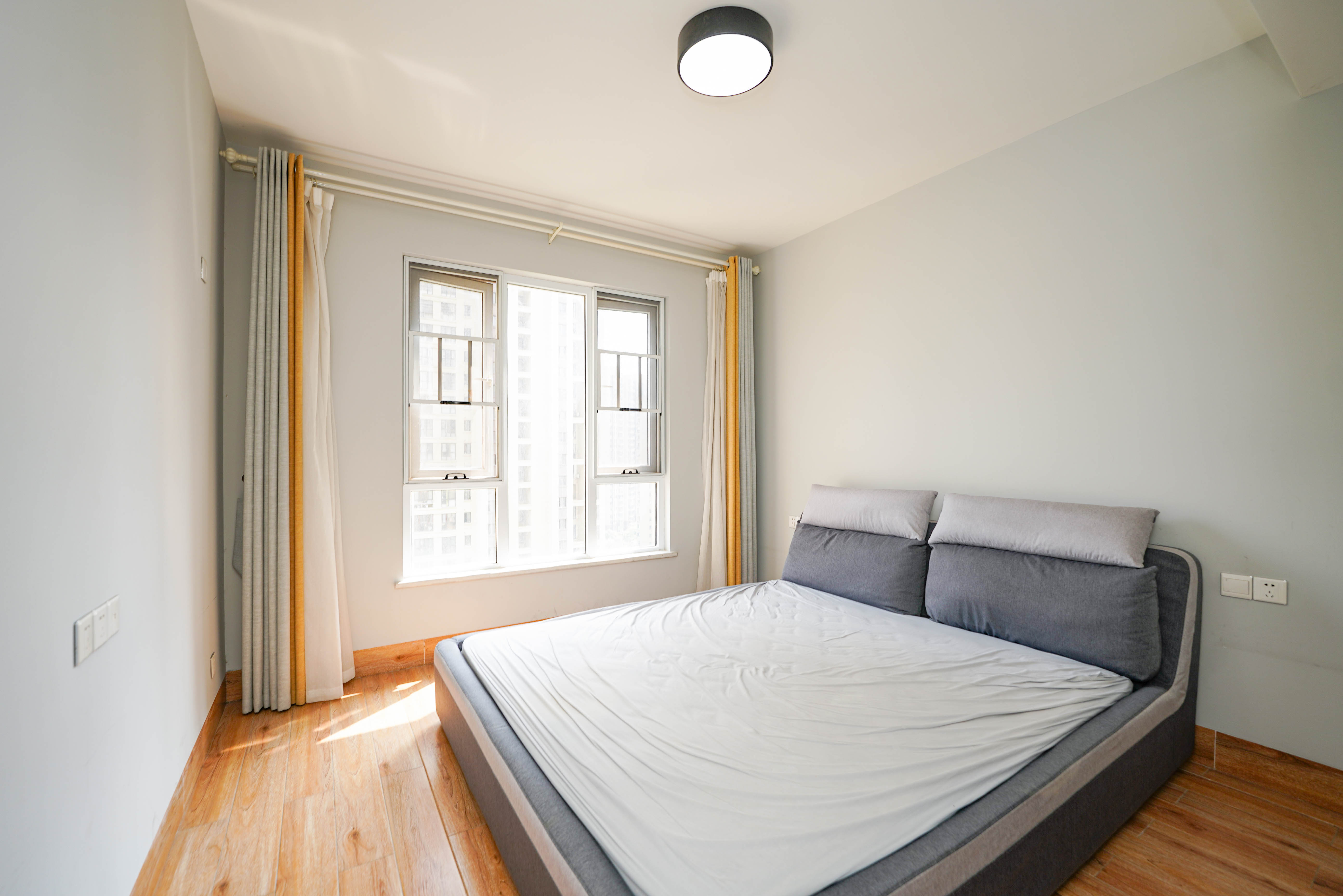 绿地新都会  3室2厅2卫    89.0万卧室