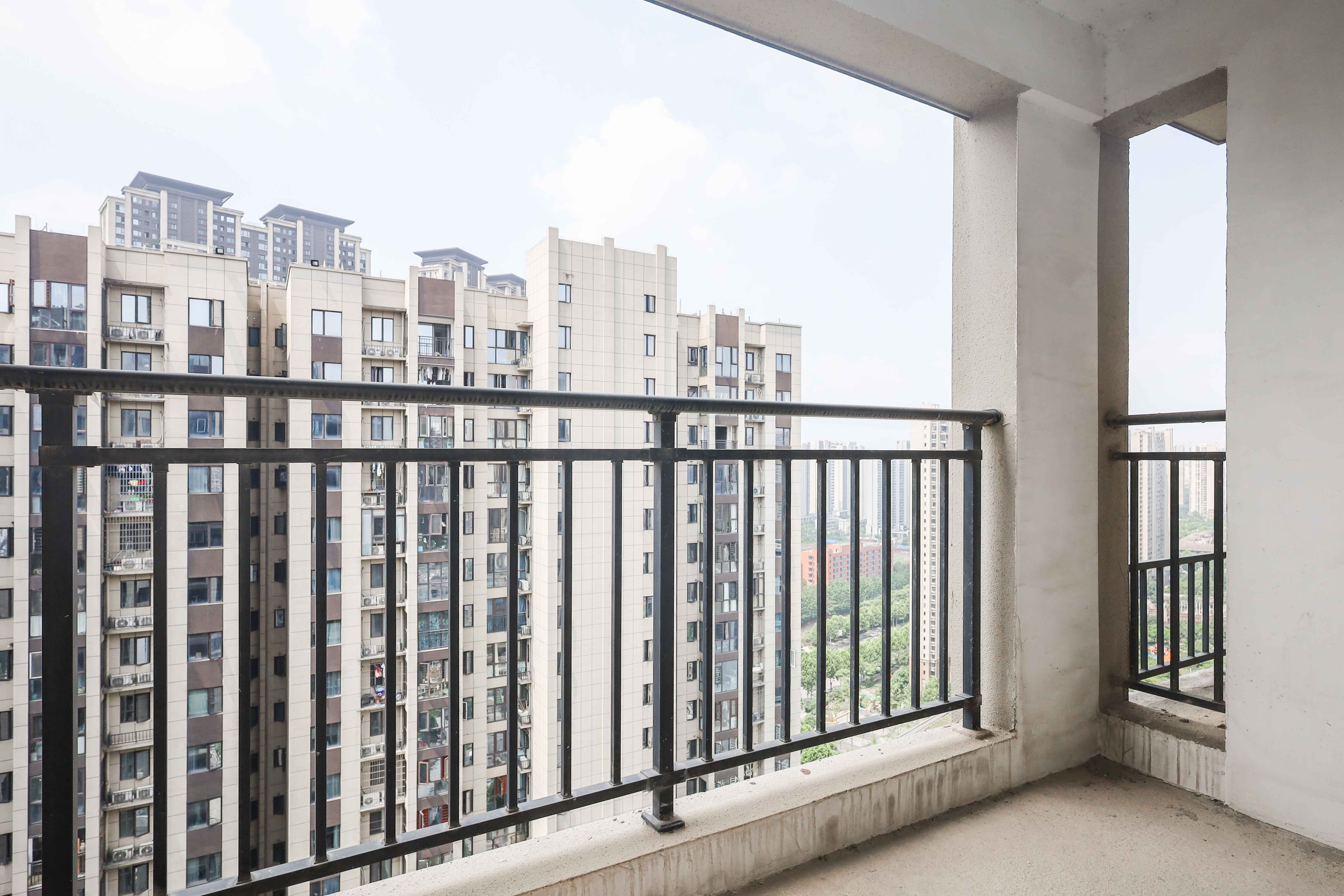 中国铁建梅溪青秀二期  3室2厅2卫   165.00万阳台