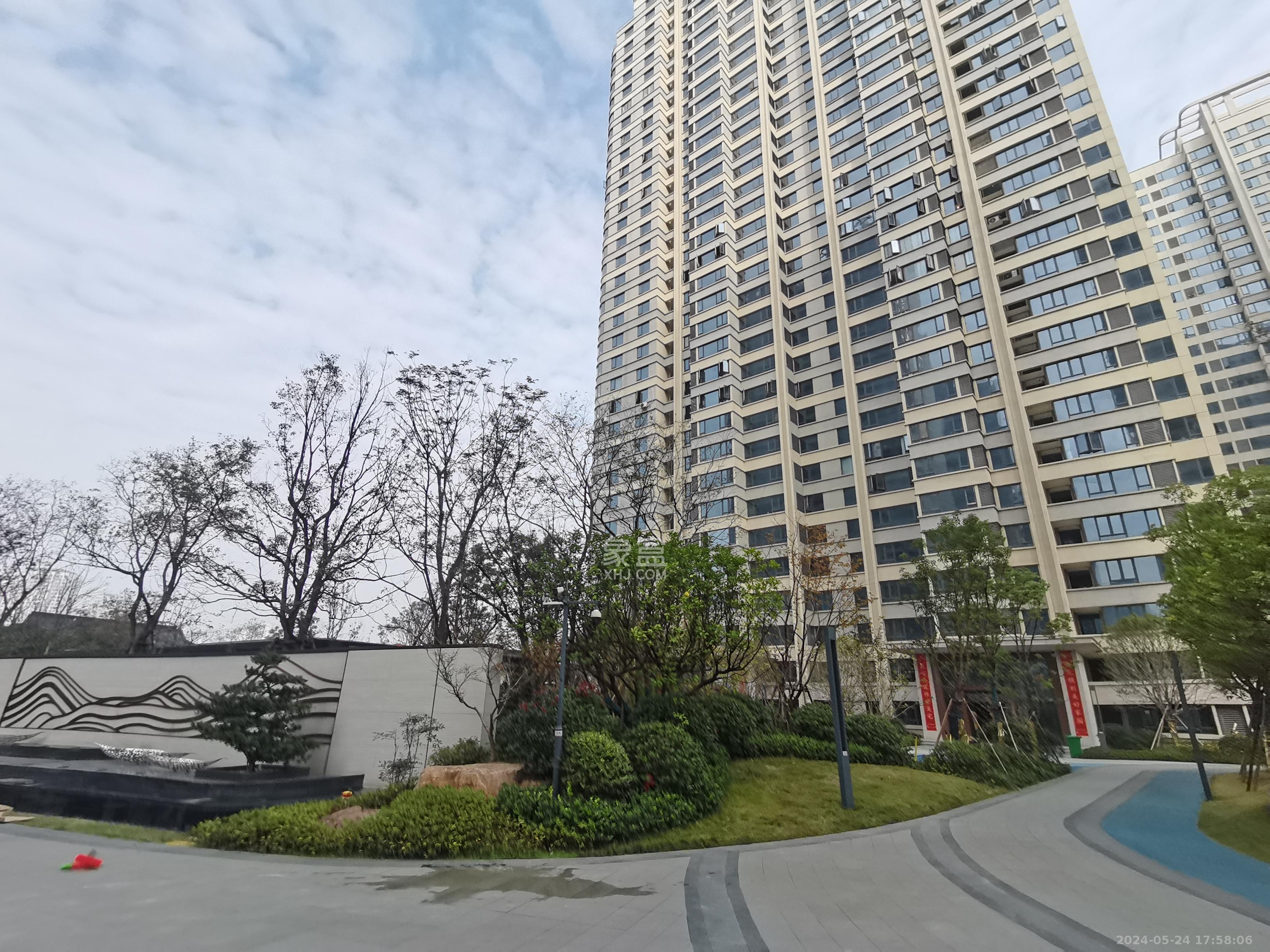 五矿万境水岸  4室2厅2卫   85.00万客厅