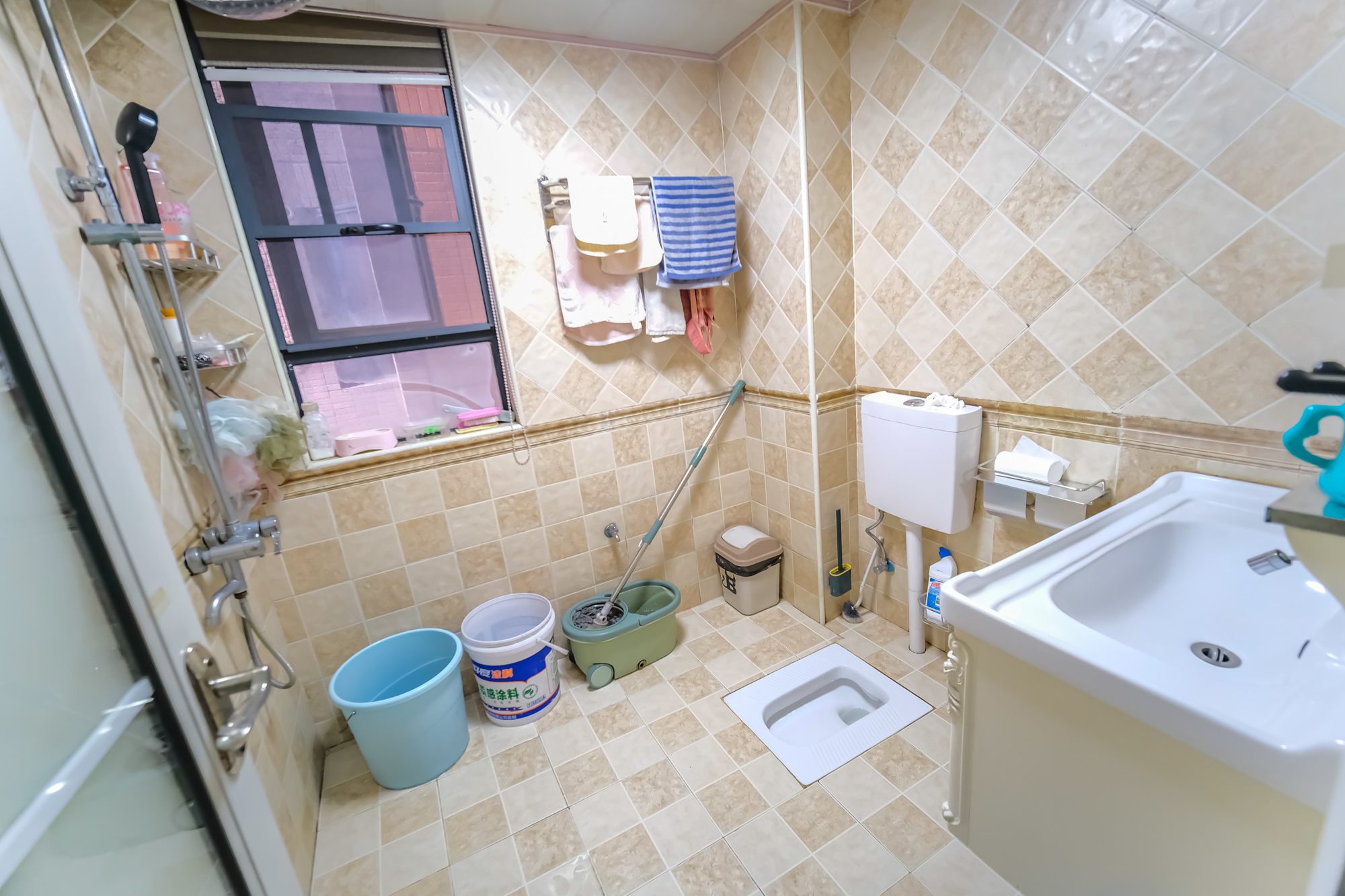 三一街区  3室2厅1卫   65.00万卫生间
