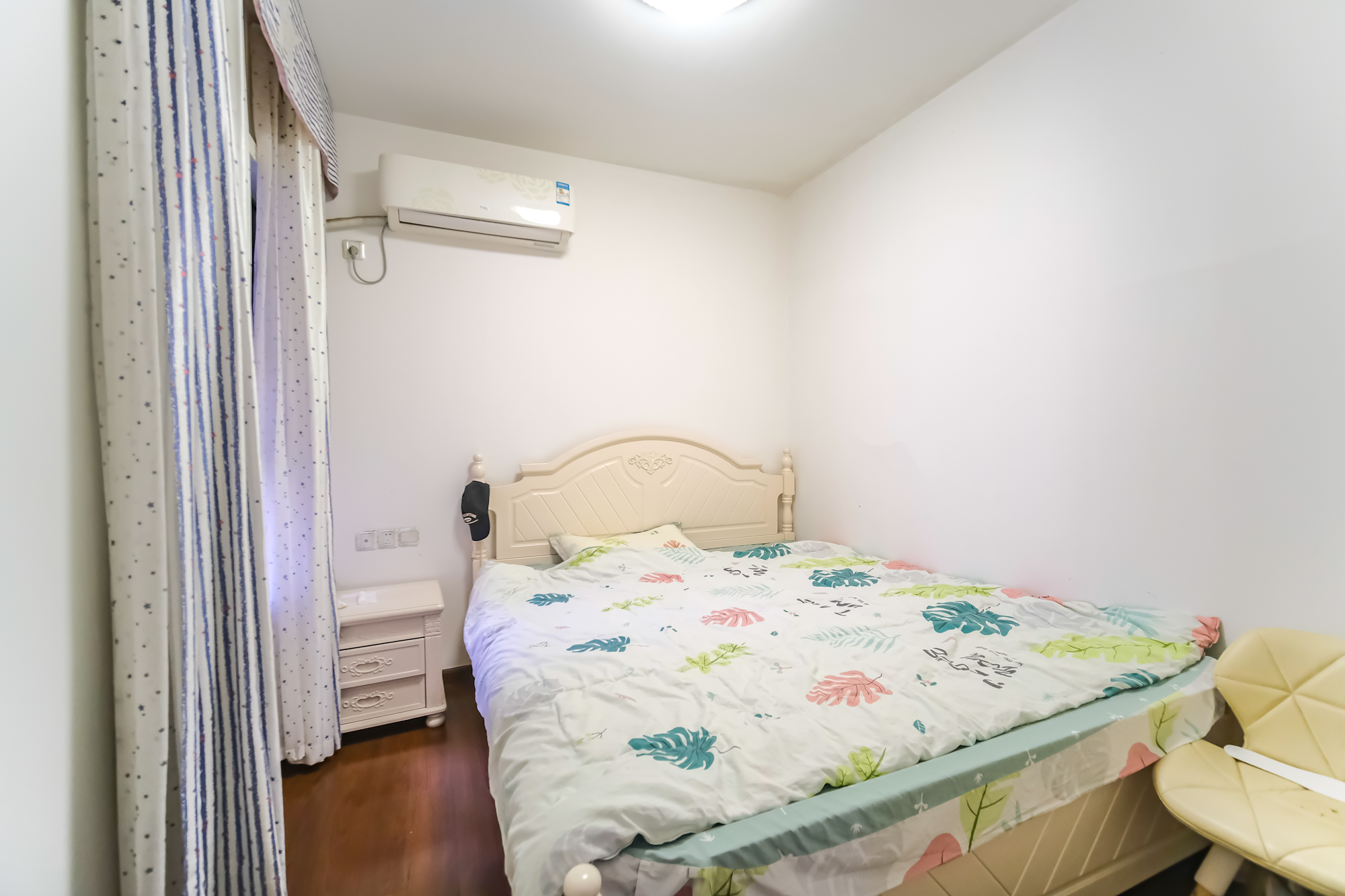 三一街区  3室2厅1卫   65.00万卧室