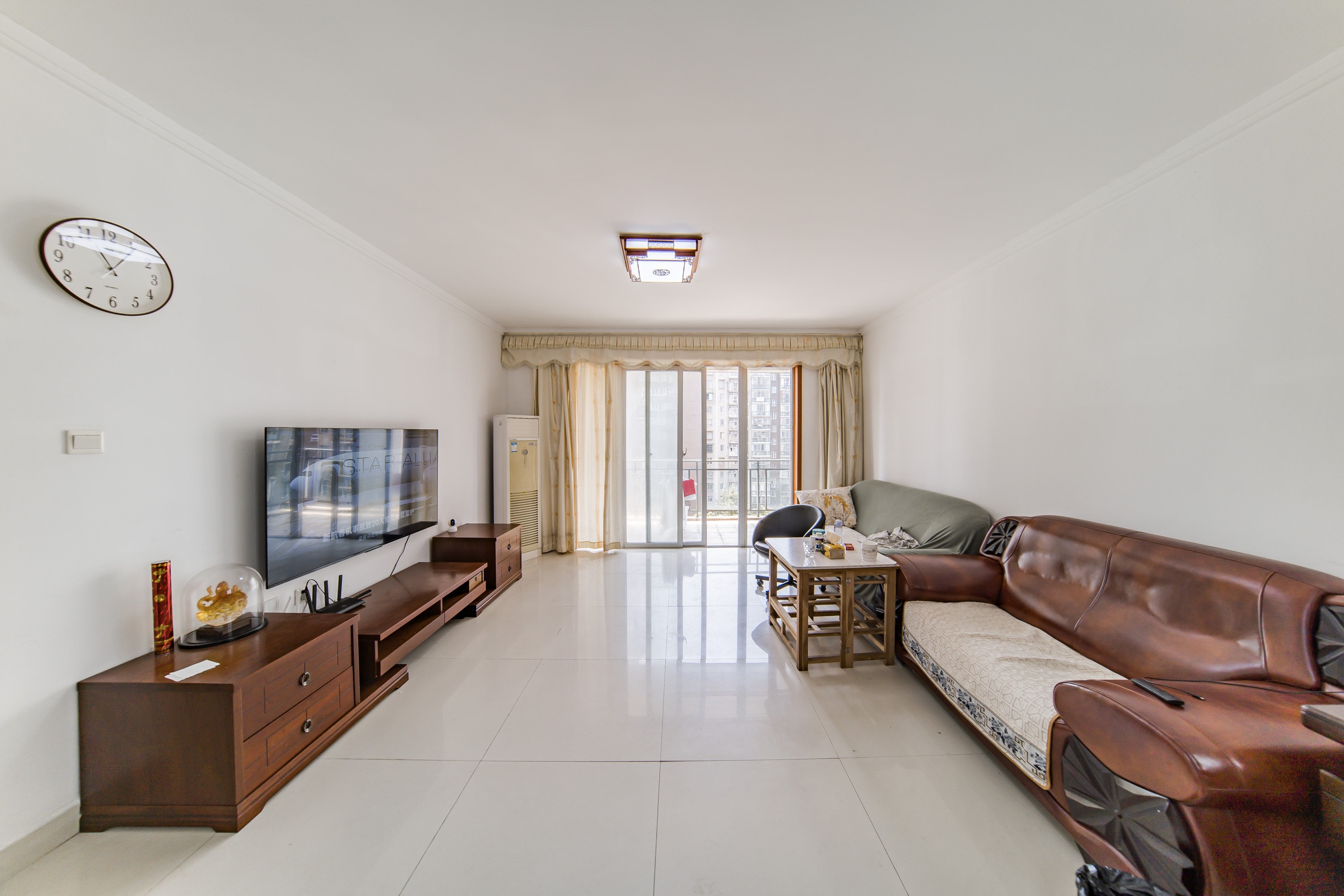 岳麓现代城 3室2厅2卫 175.0万 岳麓现代城 3室2厅2卫 175.0万客厅