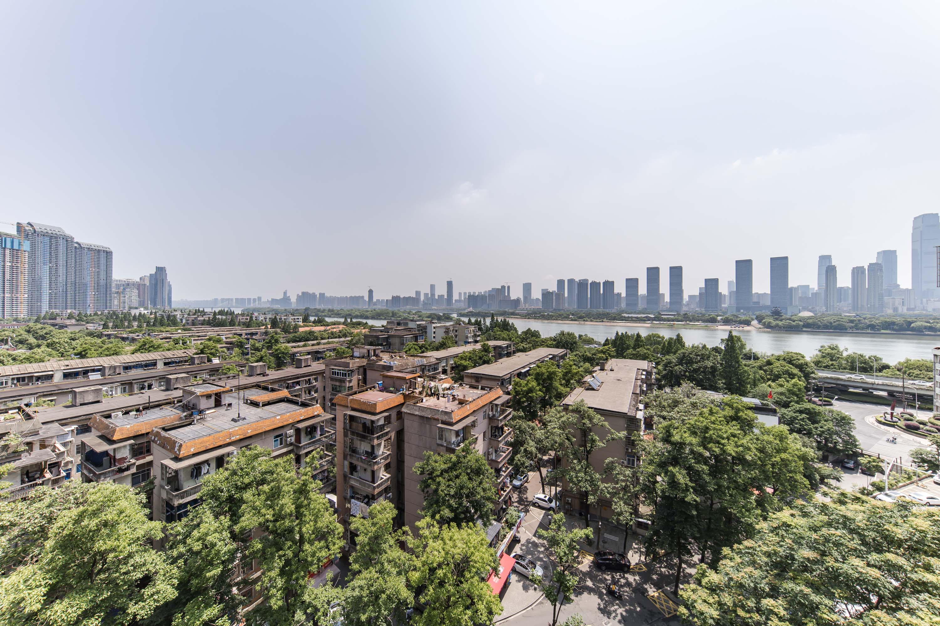 岳麓现代城 3室2厅2卫 175.0万 岳麓现代城 3室2厅2卫 175.0万其他