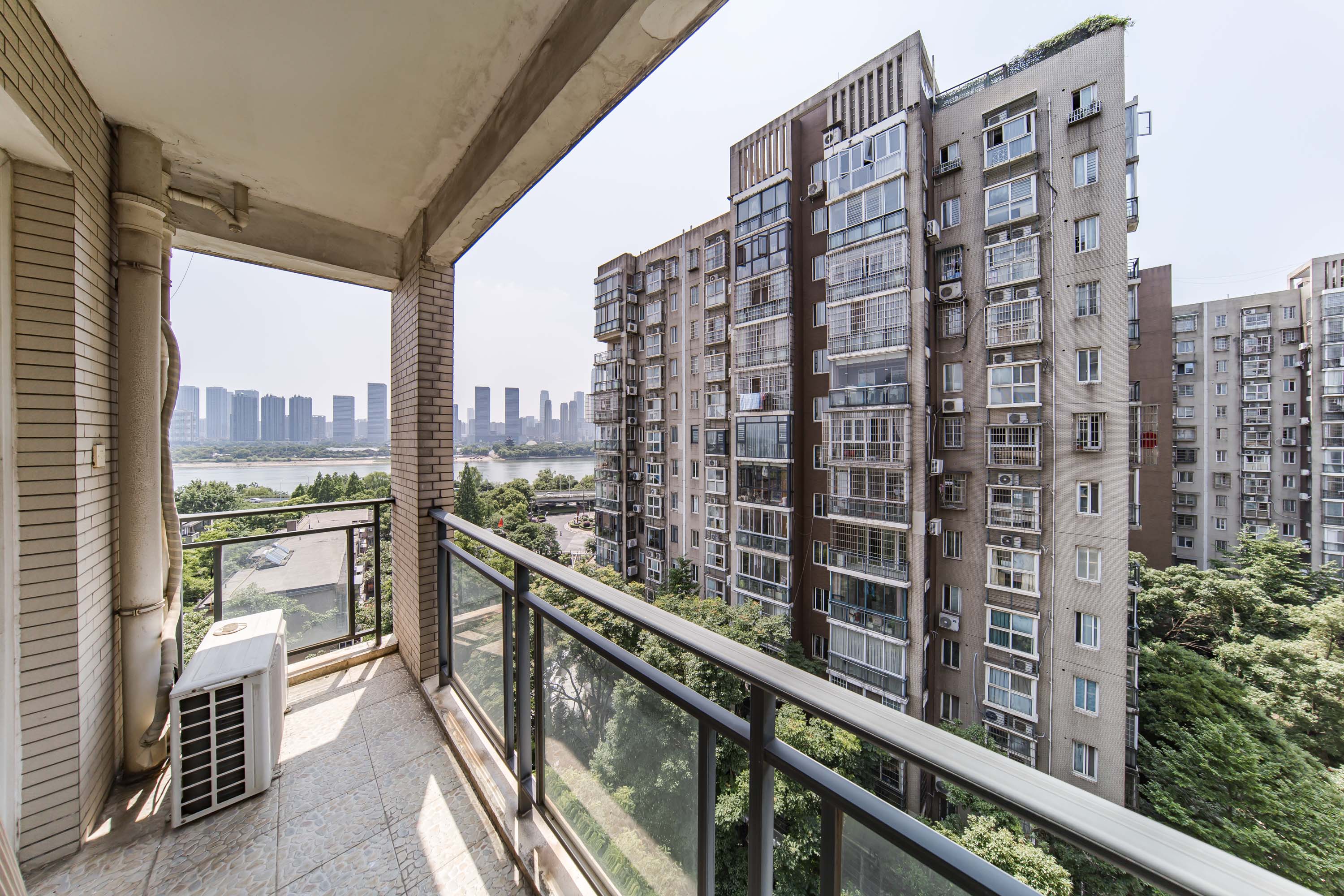 岳麓现代城 3室2厅2卫 175.0万 岳麓现代城 3室2厅2卫 175.0万阳台