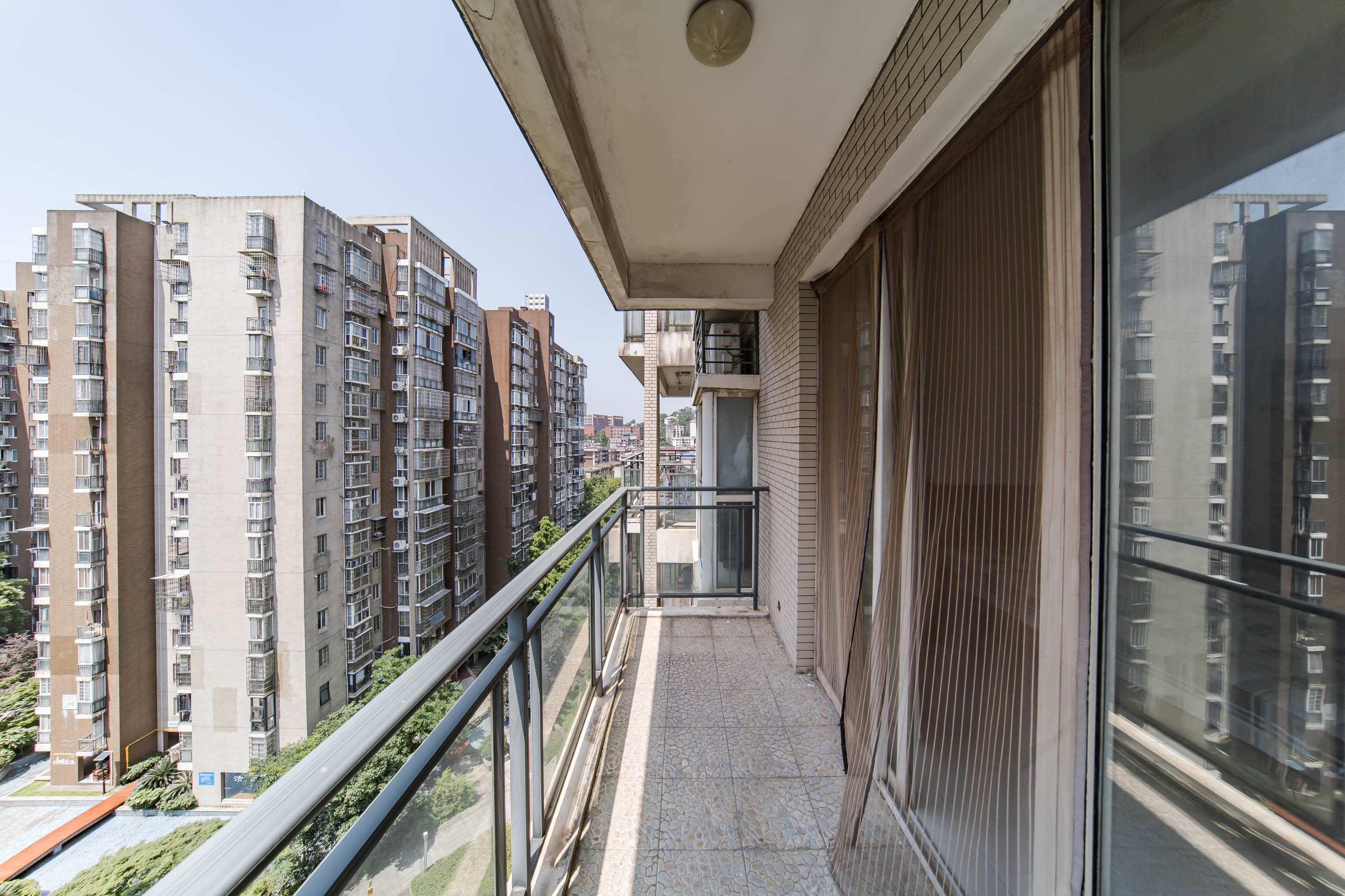 岳麓现代城 3室2厅2卫 175.0万 岳麓现代城 3室2厅2卫 175.0万阳台