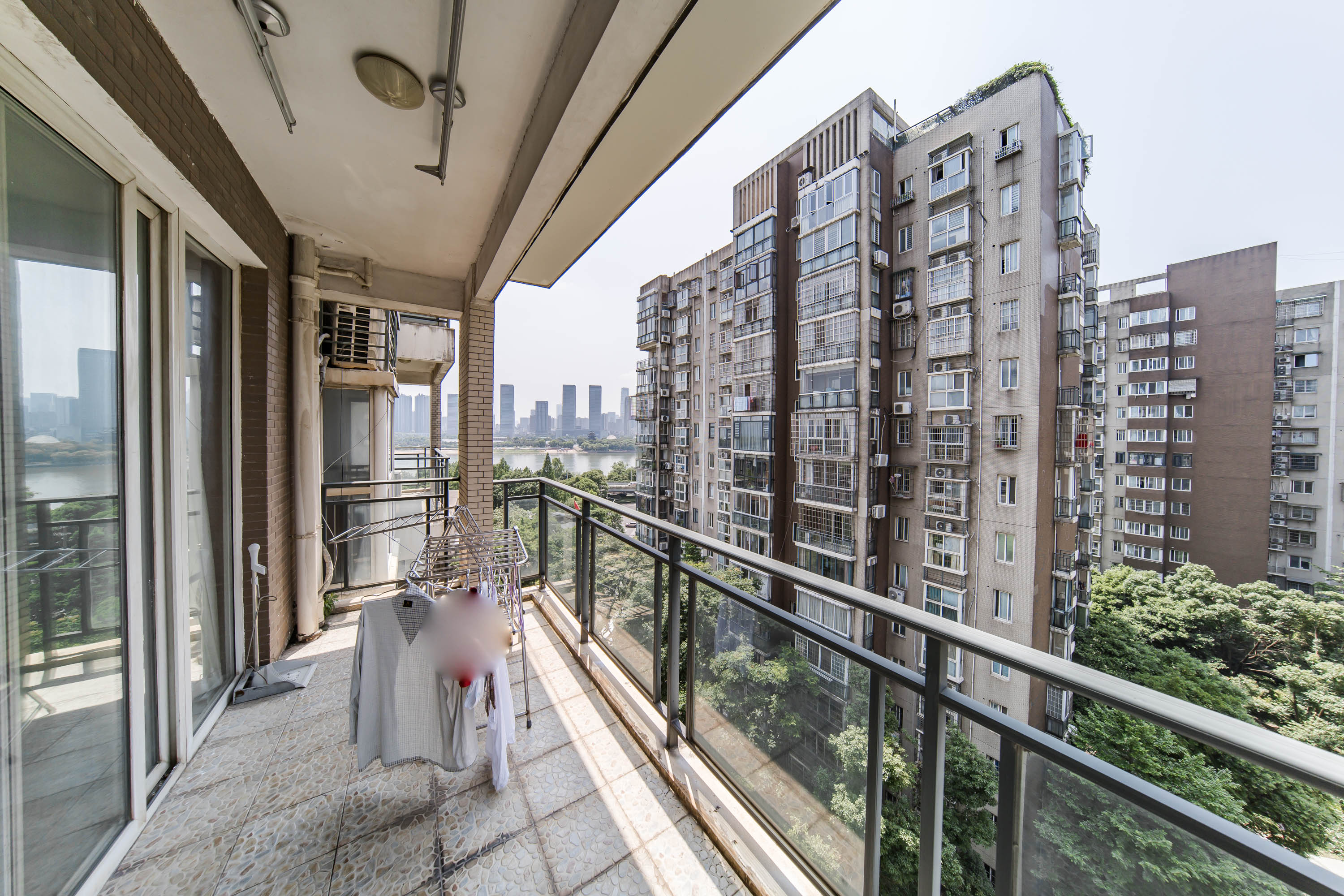 岳麓现代城 3室2厅2卫 175.0万 岳麓现代城 3室2厅2卫 175.0万阳台