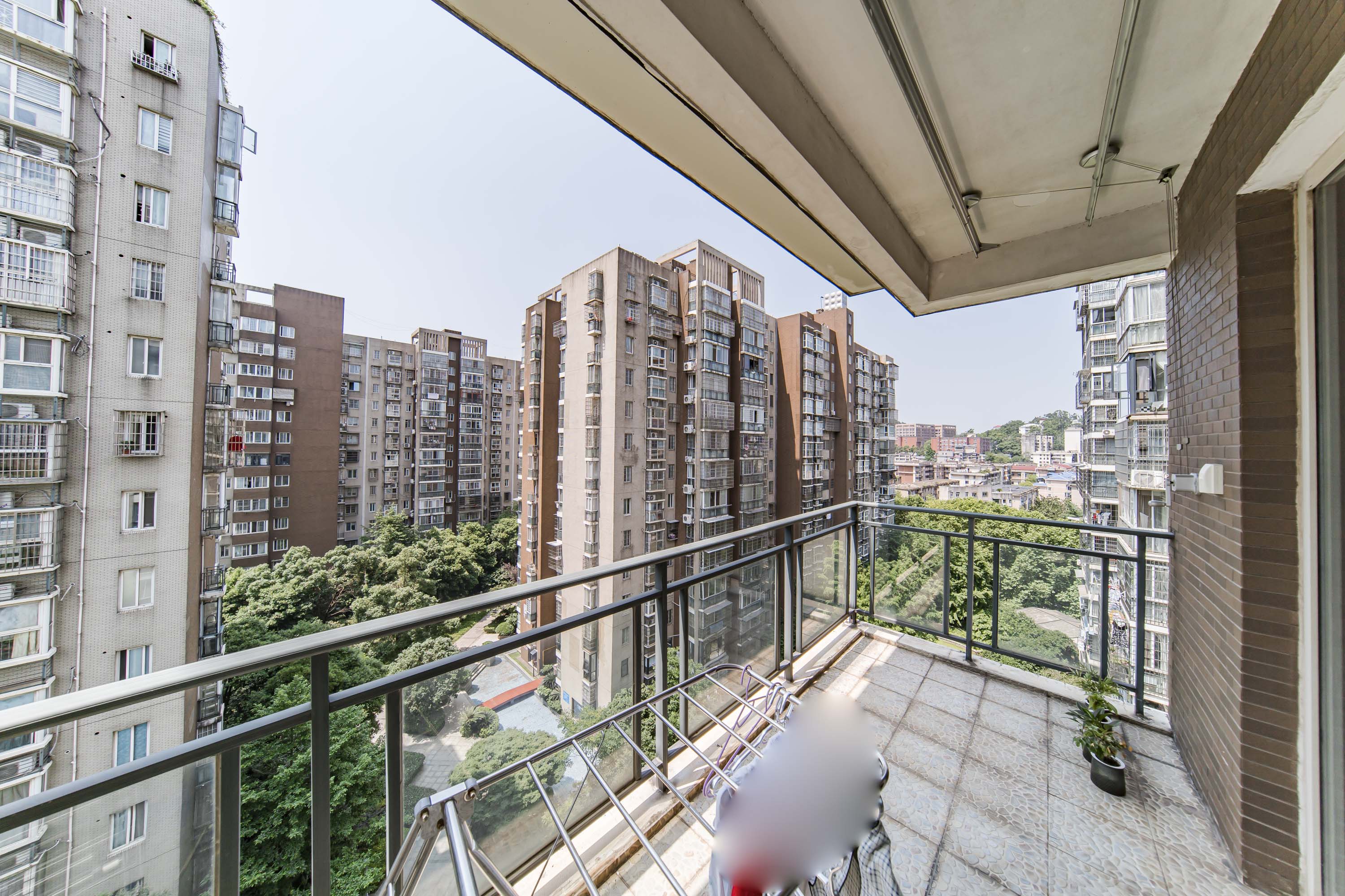 岳麓现代城 3室2厅2卫 175.0万 岳麓现代城 3室2厅2卫 175.0万阳台