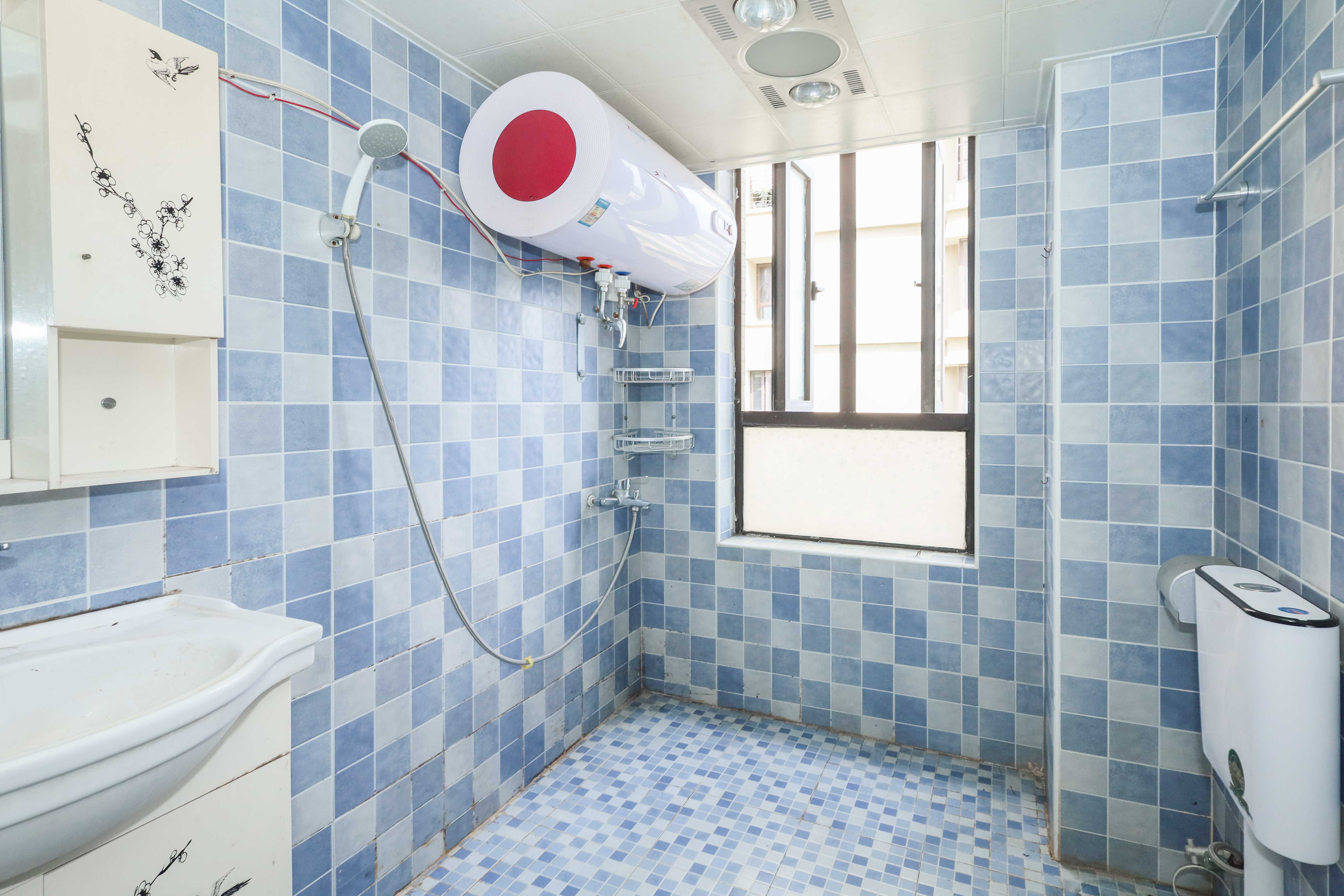 保利麓谷林语F区  3室2厅1卫   83.00万卫生间