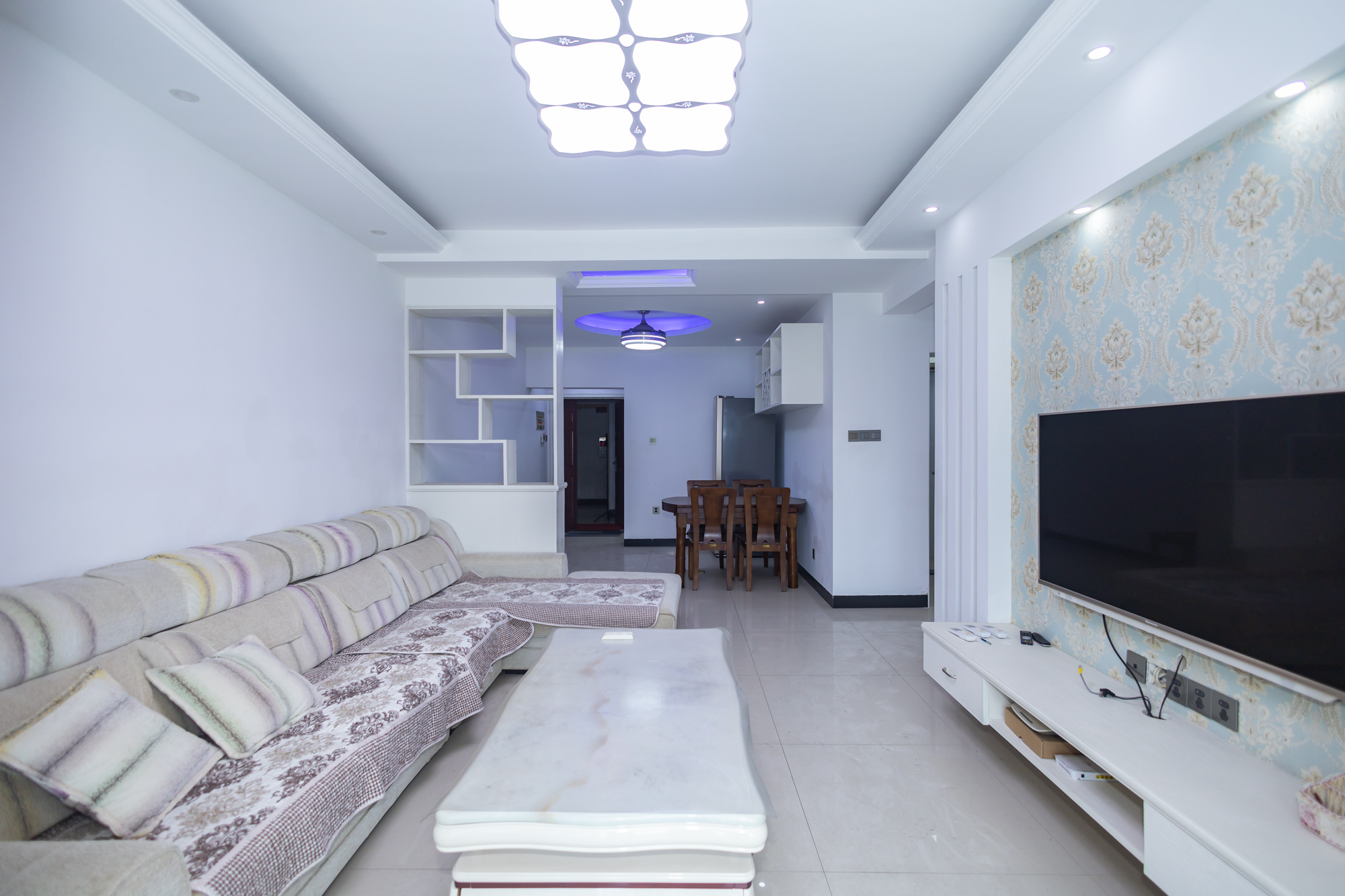 湖湾世景 3室2厅1卫 74.8万 湖湾世景 3室2厅1卫 74.8万客厅