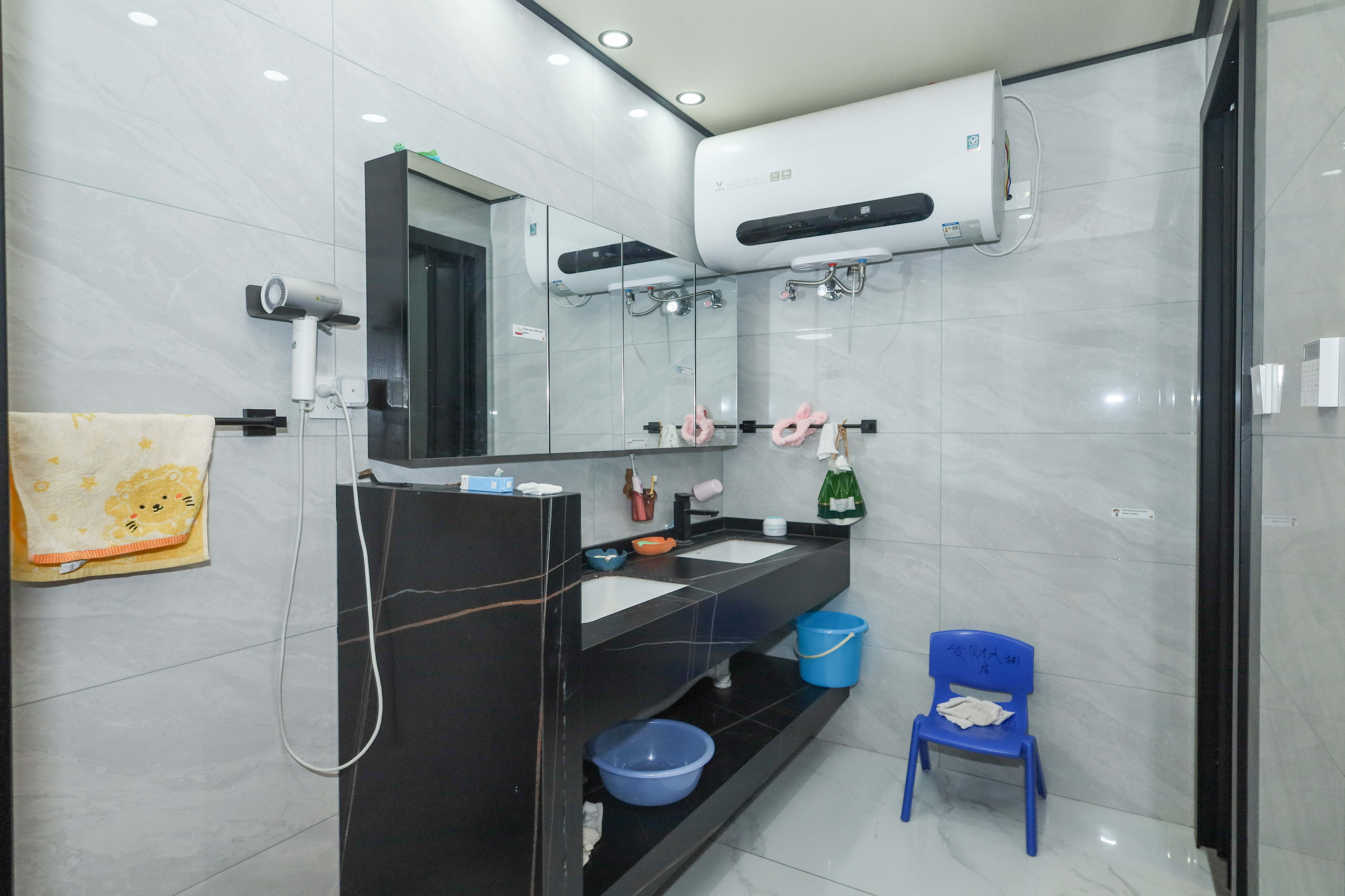 建发央著  5室2厅2卫    285.0万卫生间