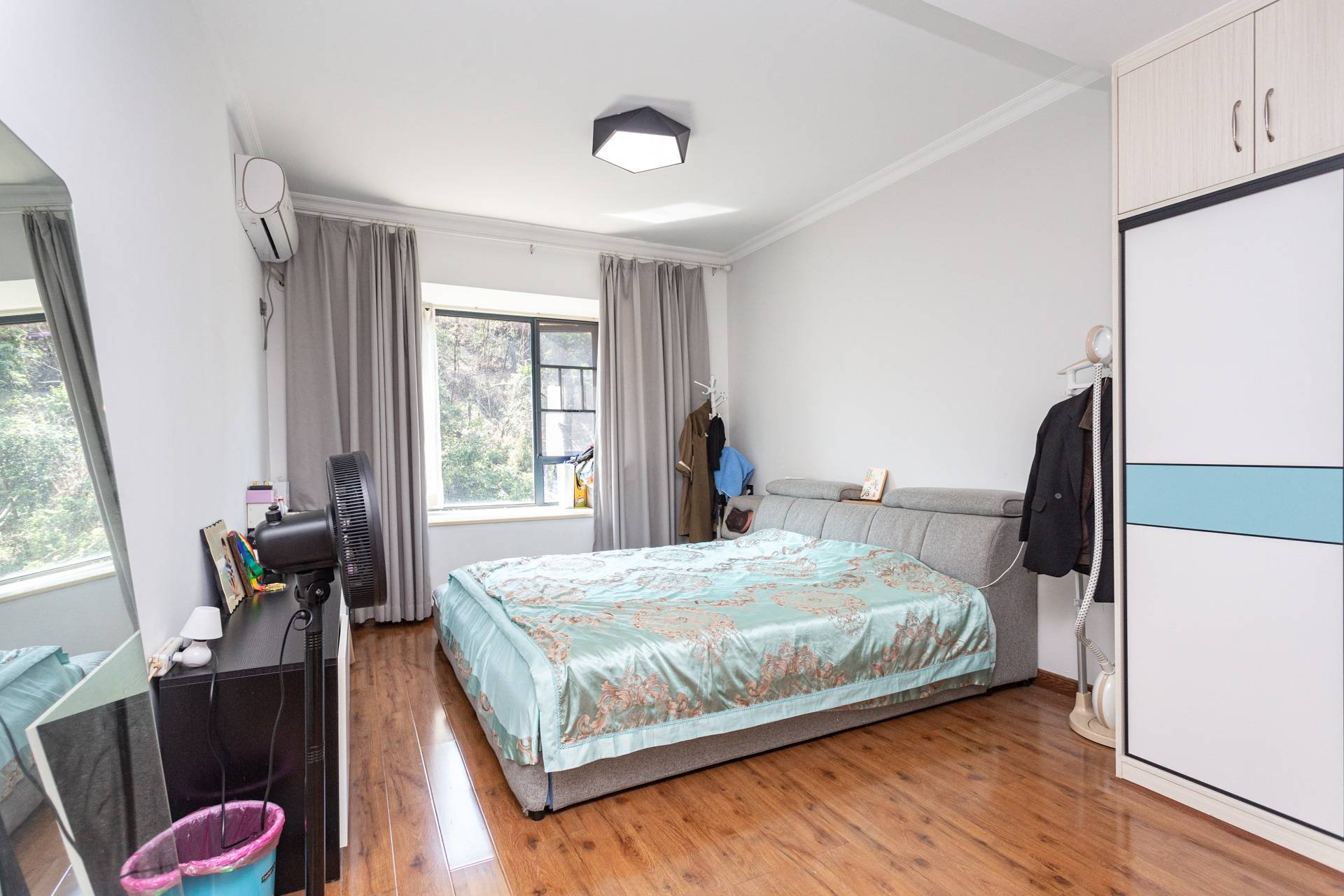 珠江东方明珠(新地东方明珠)三期 3室2厅2卫 80.0万 珠江东方明珠(新地东方明珠)三期 3室2厅2卫 80.0万卧室