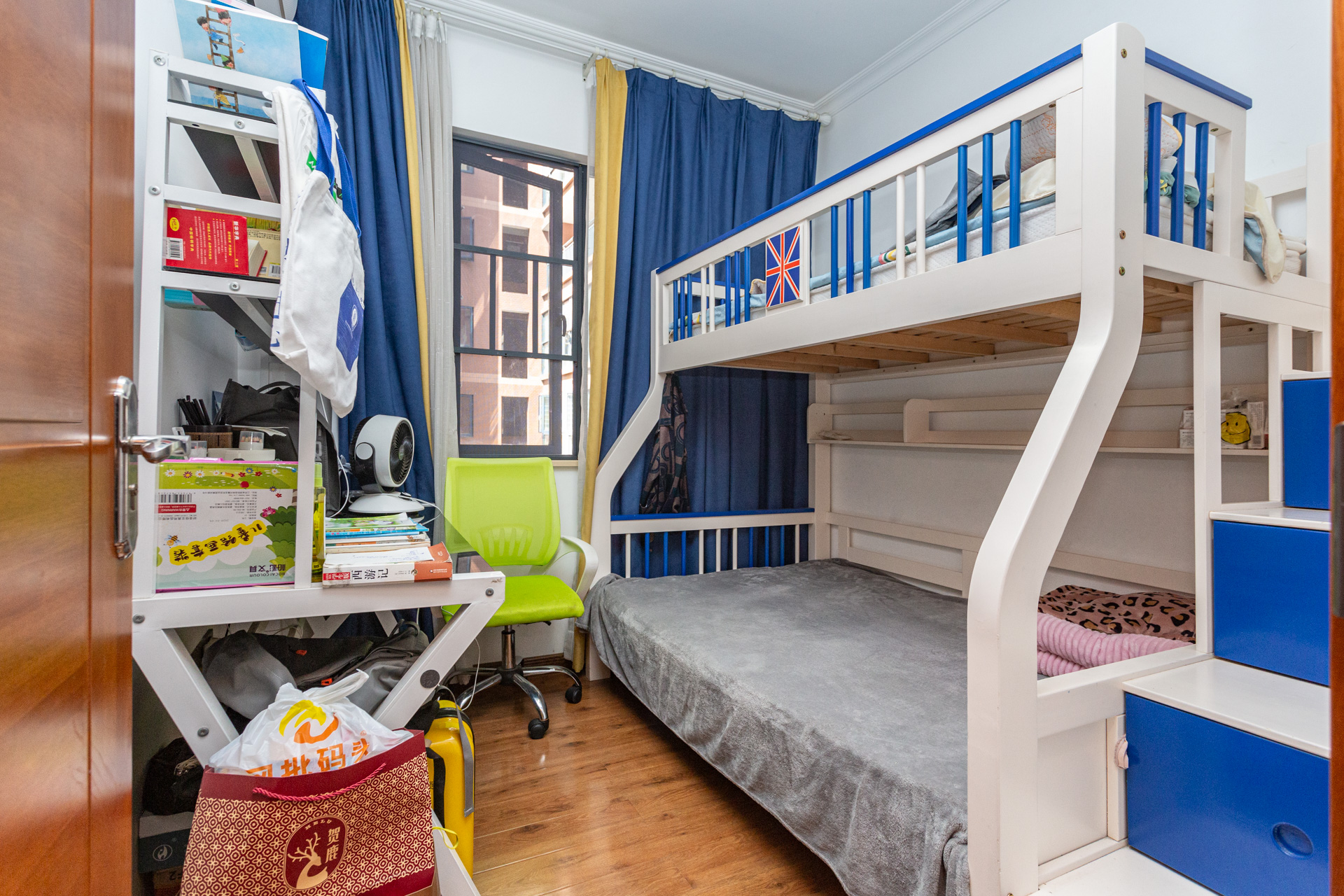 珠江东方明珠(新地东方明珠)三期 3室2厅2卫 80.0万 珠江东方明珠(新地东方明珠)三期 3室2厅2卫 80.0万卧室