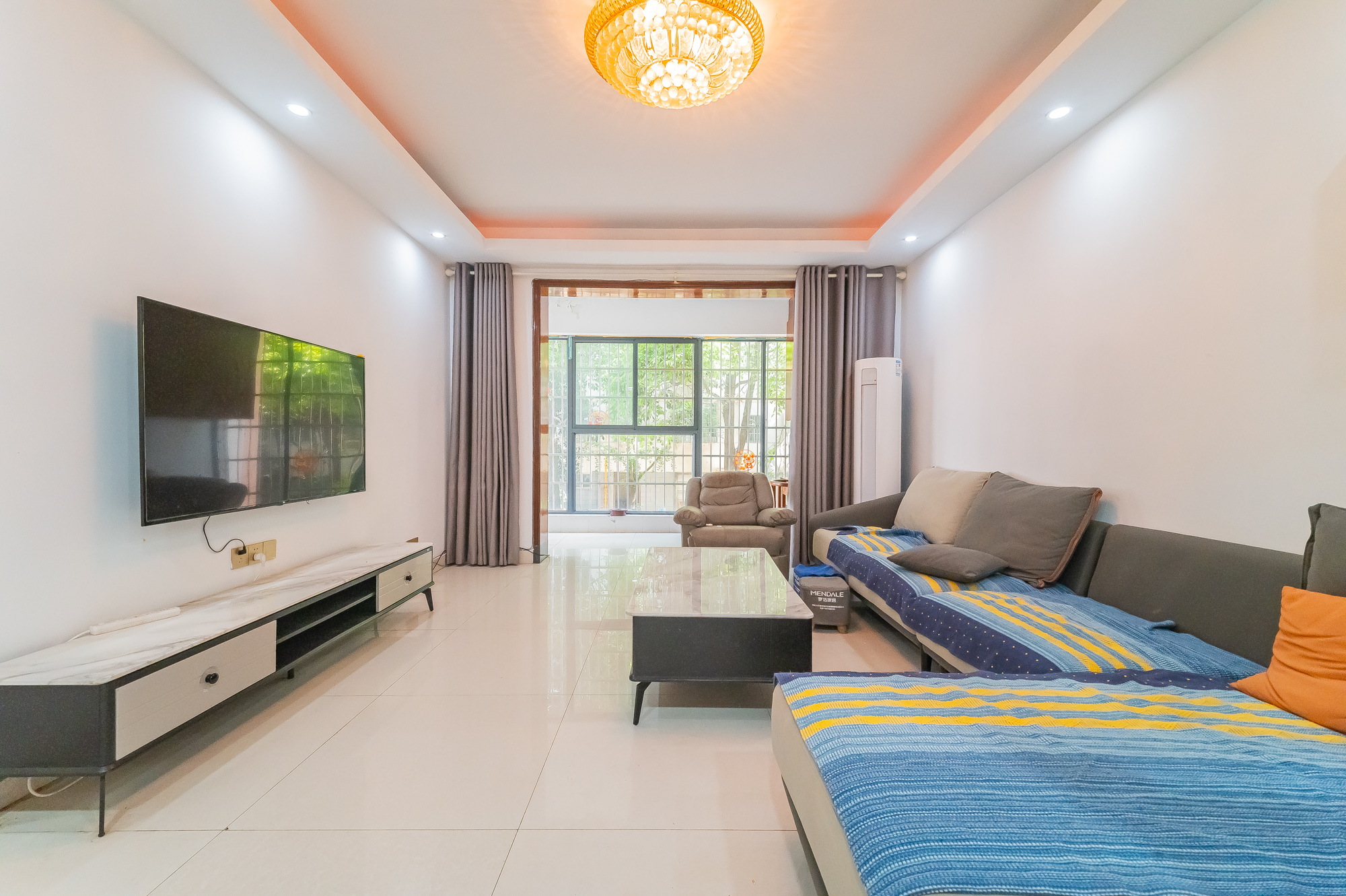 金岸教师公寓 3室2厅1卫 99.8万 金岸教师公寓 3室2厅1卫 99.8万客厅