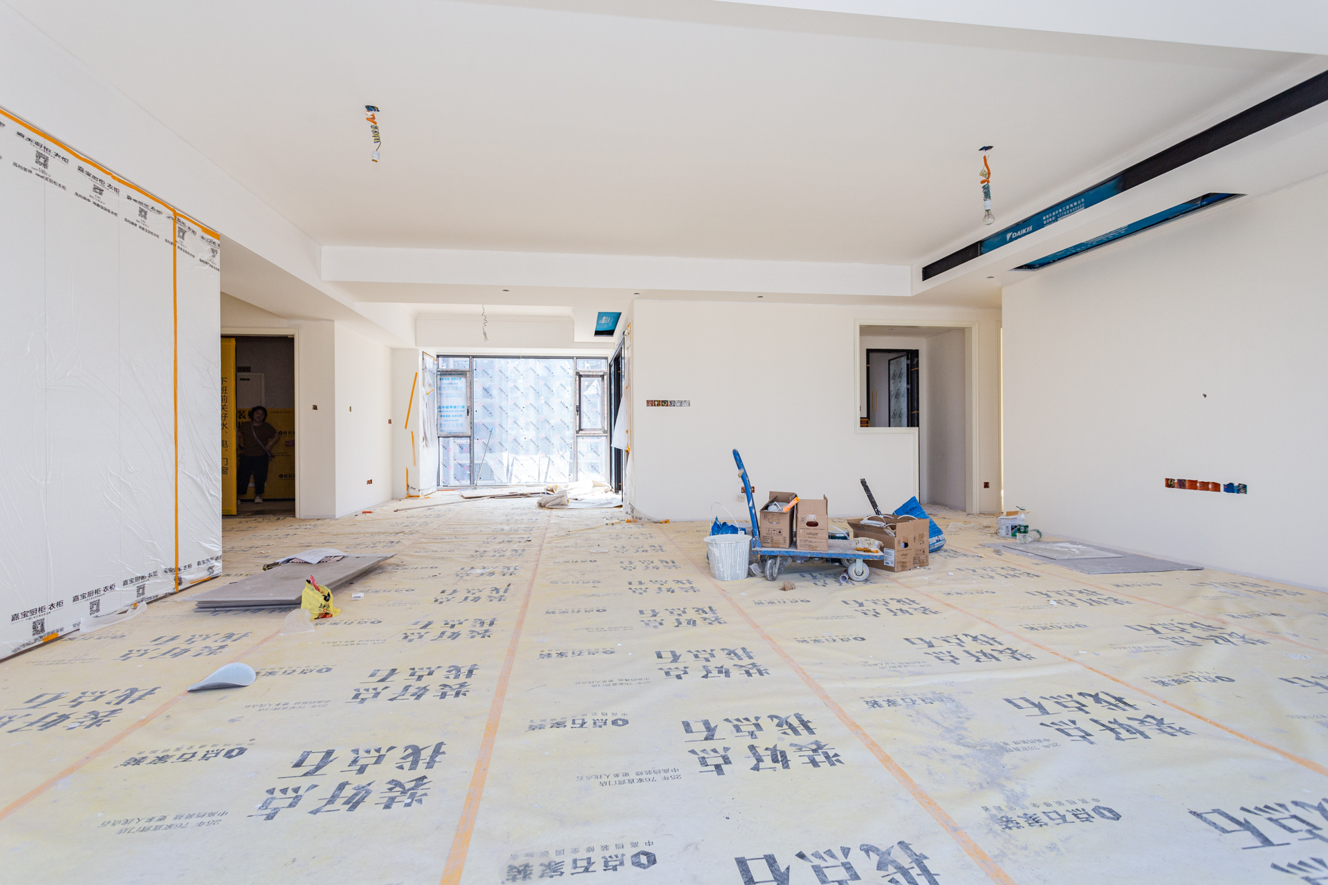 润和湘江天地E区  5室2厅3卫    389.0万 润和湘江天地E区  5室2厅3卫    389.0万客厅