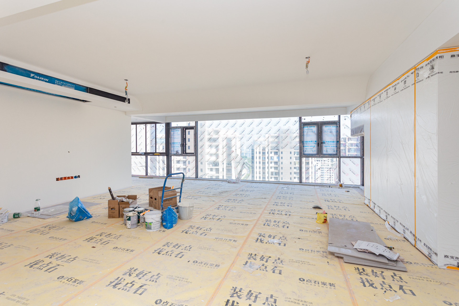 润和湘江天地E区  5室2厅3卫    389.0万 润和湘江天地E区  5室2厅3卫    389.0万客厅