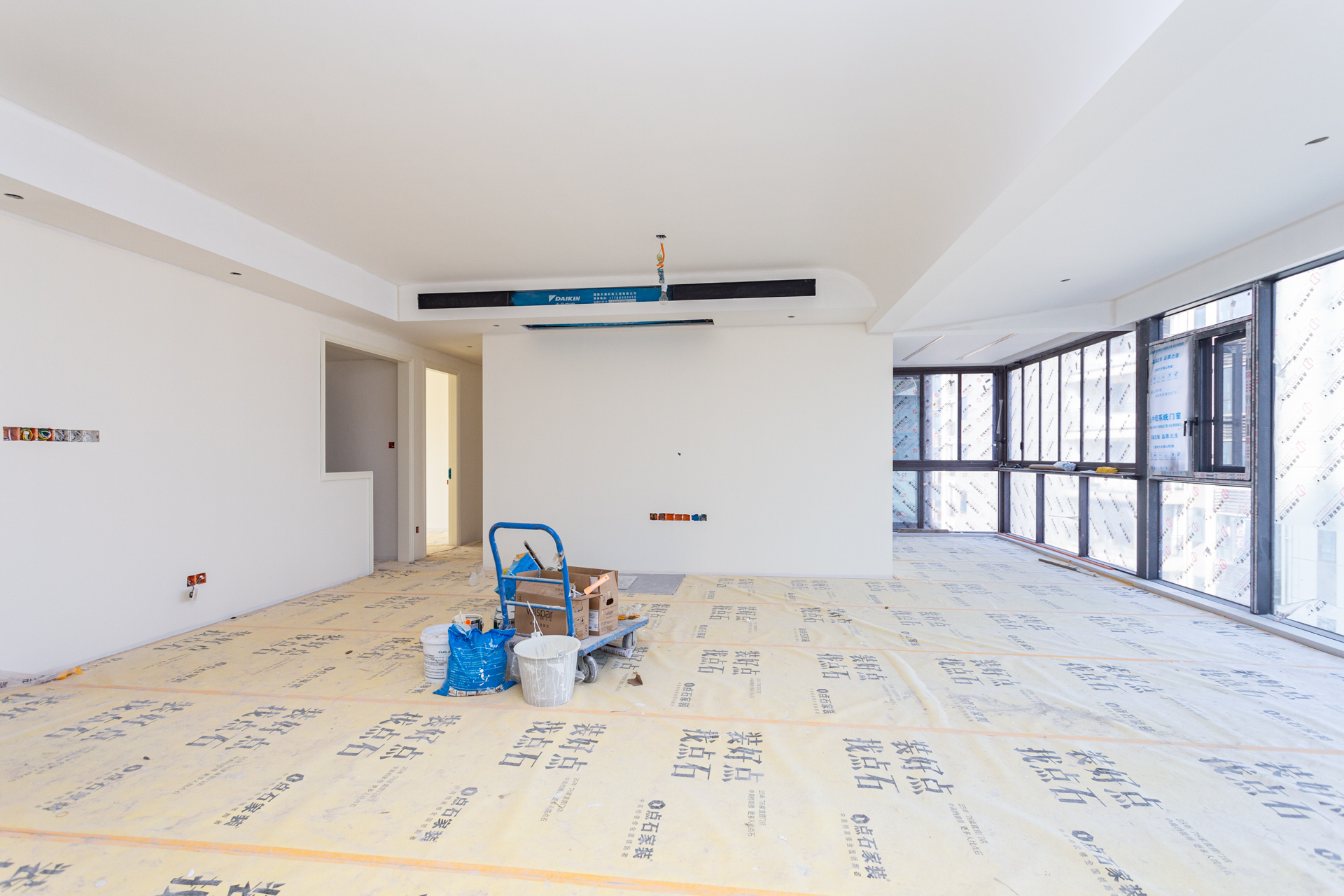 润和湘江天地E区  5室2厅3卫    389.0万 润和湘江天地E区  5室2厅3卫    389.0万客厅