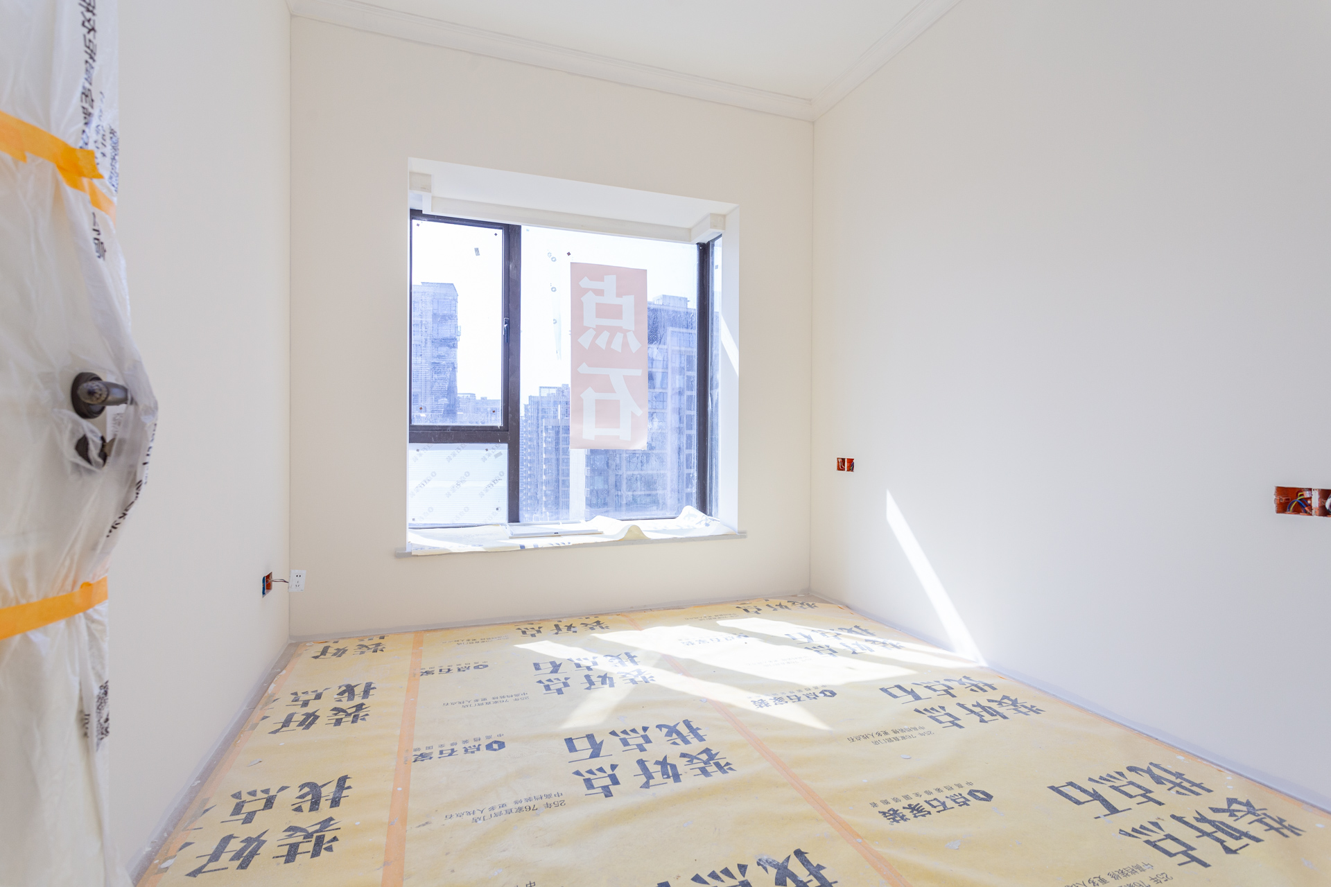 润和湘江天地E区  5室2厅3卫    389.0万 润和湘江天地E区  5室2厅3卫    389.0万卧室