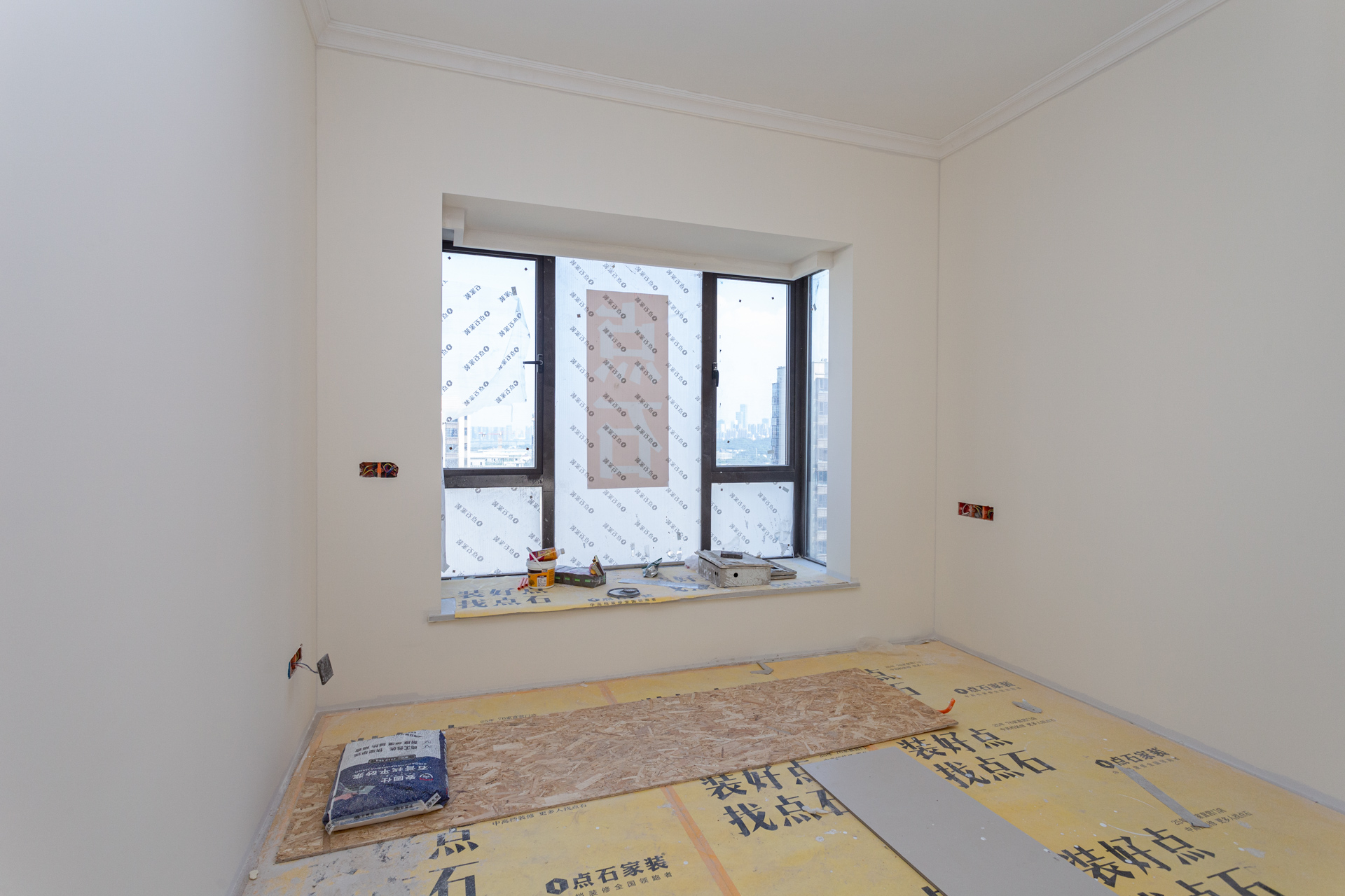 润和湘江天地E区  5室2厅3卫    389.0万 润和湘江天地E区  5室2厅3卫    389.0万卧室