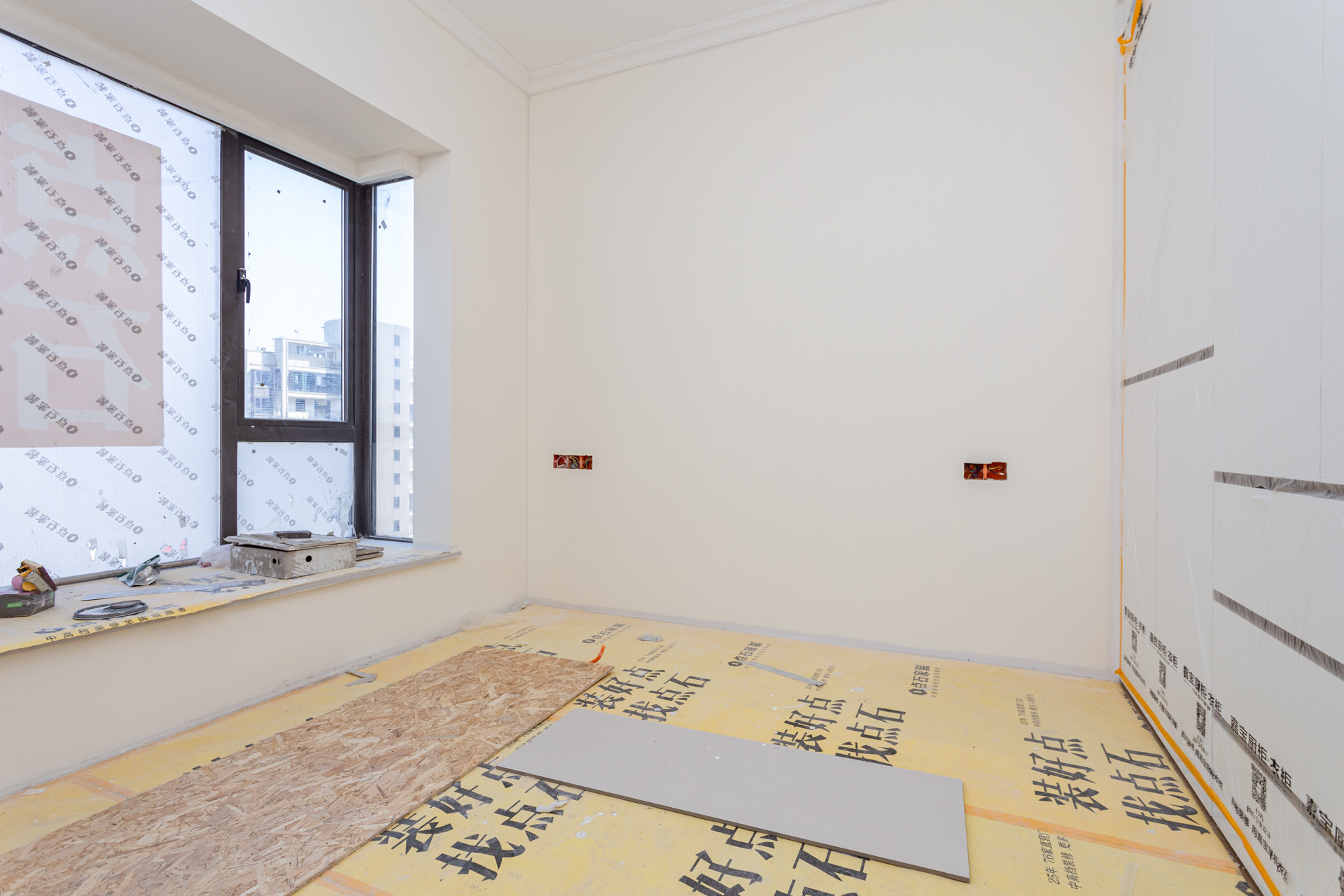 润和湘江天地E区  5室2厅3卫    389.0万 润和湘江天地E区  5室2厅3卫    389.0万卧室