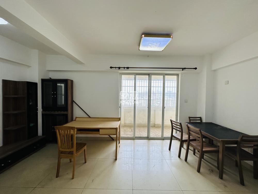 皇家花园  3室2厅1卫    105.0万