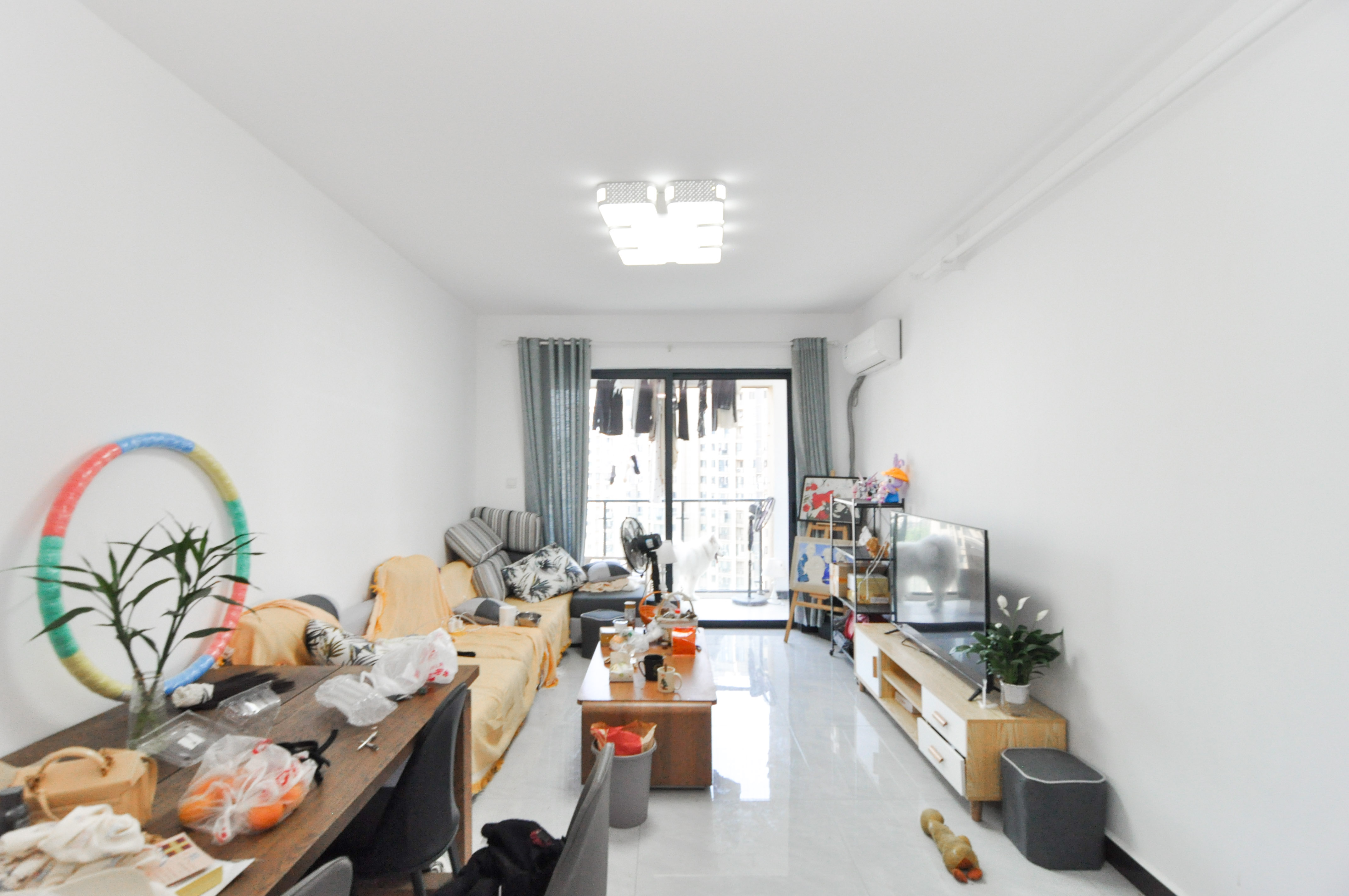 中建梅溪湖中心  3室2厅2卫    150.0万客厅