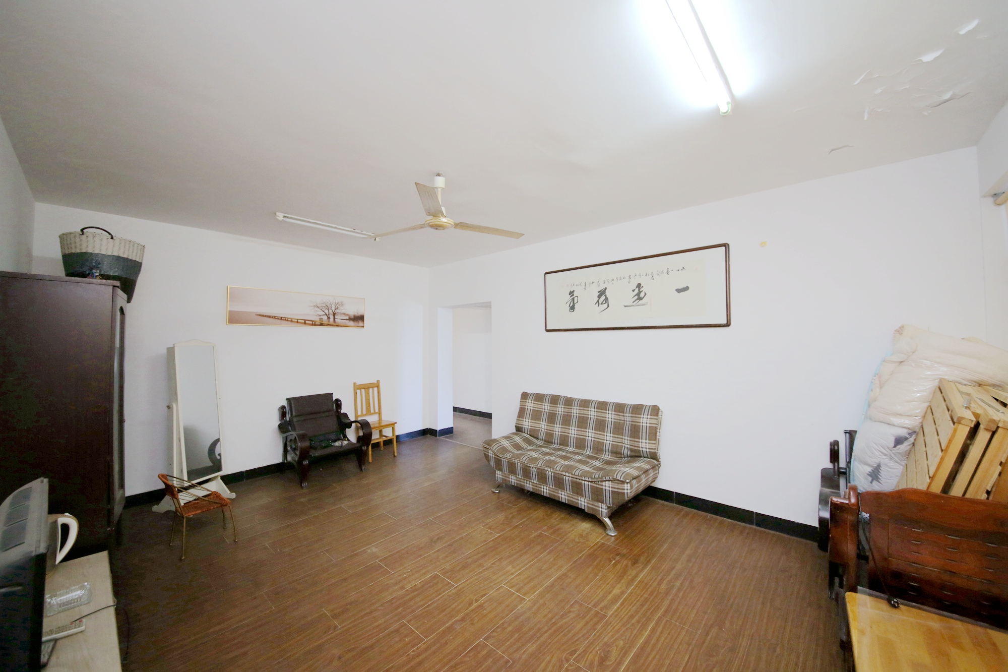 韭菜园商住楼  4室1厅1卫   120.00万客厅