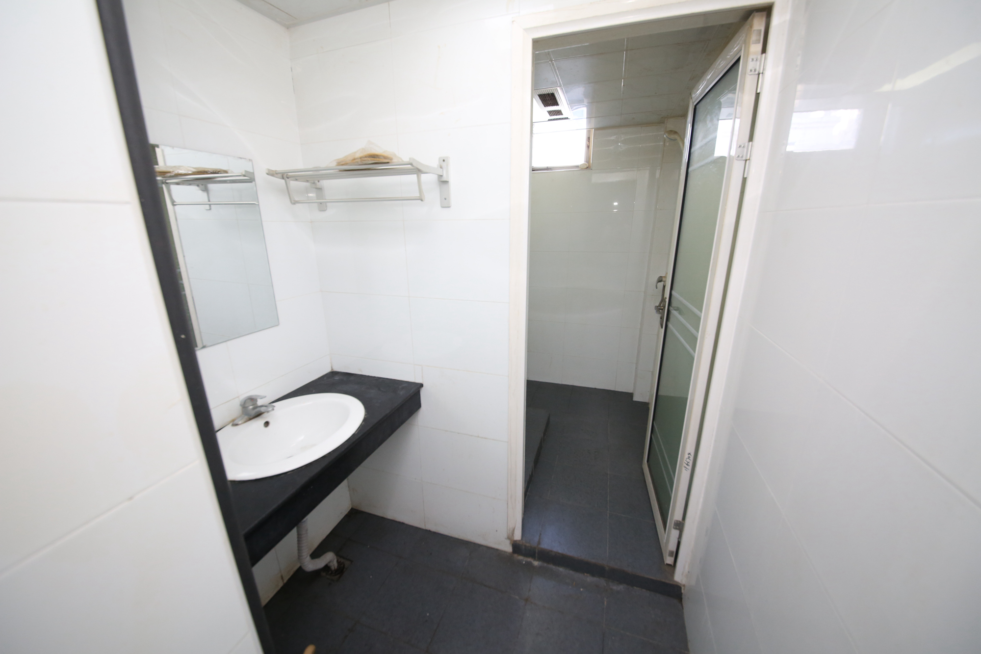 韭菜园商住楼  4室1厅1卫   120.00万卫生间